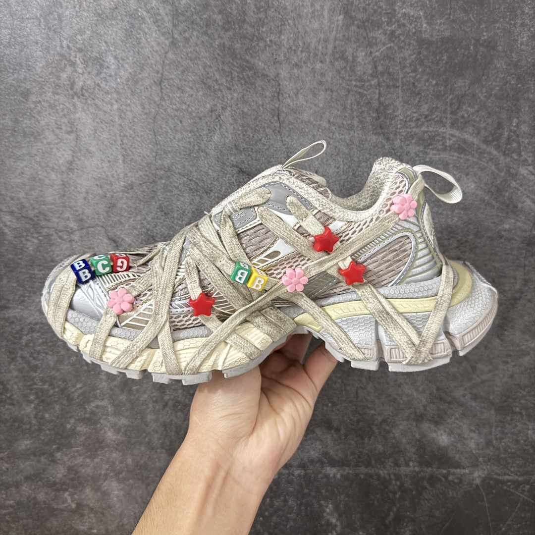 图片[2]-【XA纯原】BALENCIAGA 3XL Sneakers 巴黎世家十代网布系带低帮走秀复古老爹鞋 挂饰 串珠扣子配饰款 全新版本 全新顶端品质 全套原纸板楦头开发 最原汁原味的灵魂版型 全鞋荧光划线卡点 胶水把控整洁度追求极致完美 每一双都是工艺品 多重QC质检 超越公司货的品控标准 实实在在的免检产品 原盒原配 正确字体电绣 粗细、位置、大小正确 侧边TPU 透气孔匹配意产原版 正确分离大底 TPU软底 原版一致大底LOGO 立体感十足 原厂皮料水洗做旧 采购原厂网纱 不含皮革 网布材料和聚氨酯 磨损效果 鞋头边缘和后帮 Balenciaga 徽标 鞋面和后跟凸印尺码 鞋舌 3XL 橡胶品牌标识和反光细节 鞋帮拉袢和鞋舌拉祥 配反光细节 备用鞋带在鞋履前侧 可在穿着前取下 便于不同造型搭配 正常尺码 尺码：35 36 37 38 39 40 41 42 43 44 45 46-选品中心