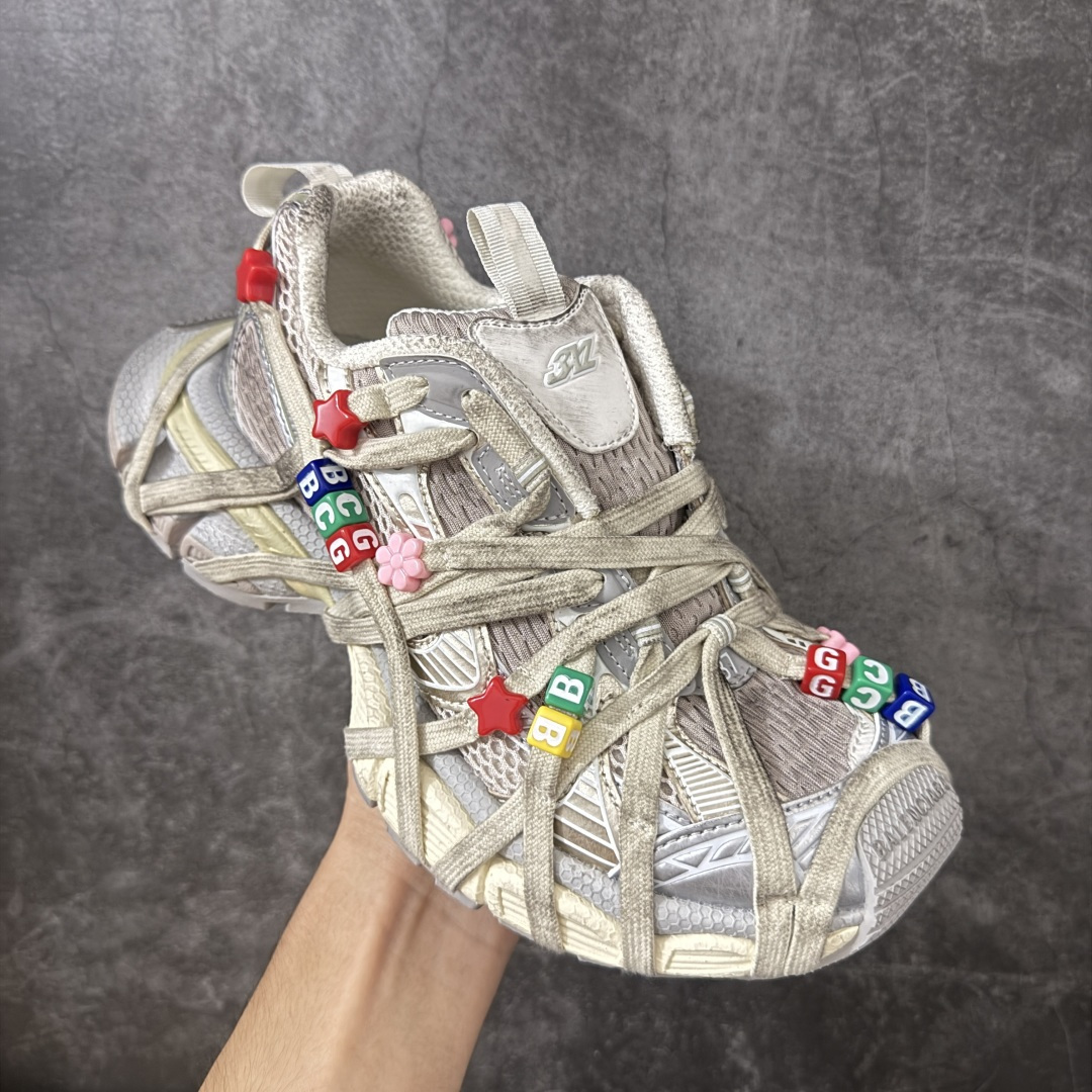 图片[3]-【XA纯原】BALENCIAGA 3XL Sneakers 巴黎世家十代网布系带低帮走秀复古老爹鞋 挂饰 串珠扣子配饰款 全新版本 全新顶端品质 全套原纸板楦头开发 最原汁原味的灵魂版型 全鞋荧光划线卡点 胶水把控整洁度追求极致完美 每一双都是工艺品 多重QC质检 超越公司货的品控标准 实实在在的免检产品 原盒原配 正确字体电绣 粗细、位置、大小正确 侧边TPU 透气孔匹配意产原版 正确分离大底 TPU软底 原版一致大底LOGO 立体感十足 原厂皮料水洗做旧 采购原厂网纱 不含皮革 网布材料和聚氨酯 磨损效果 鞋头边缘和后帮 Balenciaga 徽标 鞋面和后跟凸印尺码 鞋舌 3XL 橡胶品牌标识和反光细节 鞋帮拉袢和鞋舌拉祥 配反光细节 备用鞋带在鞋履前侧 可在穿着前取下 便于不同造型搭配 正常尺码 尺码：35 36 37 38 39 40 41 42 43 44 45 46-选品中心