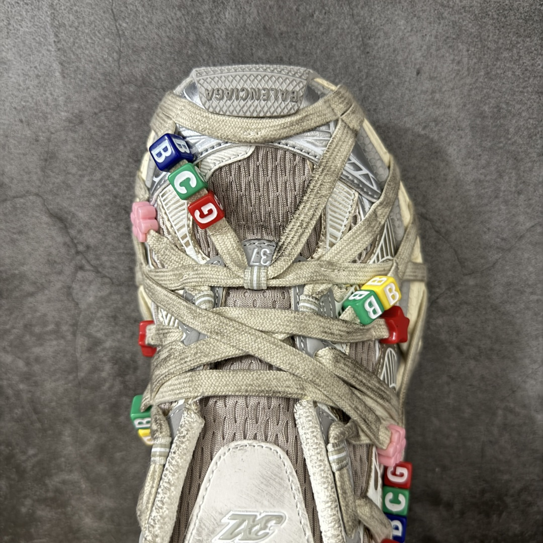图片[5]-【XA纯原】BALENCIAGA 3XL Sneakers 巴黎世家十代网布系带低帮走秀复古老爹鞋 挂饰 串珠扣子配饰款 全新版本 全新顶端品质 全套原纸板楦头开发 最原汁原味的灵魂版型 全鞋荧光划线卡点 胶水把控整洁度追求极致完美 每一双都是工艺品 多重QC质检 超越公司货的品控标准 实实在在的免检产品 原盒原配 正确字体电绣 粗细、位置、大小正确 侧边TPU 透气孔匹配意产原版 正确分离大底 TPU软底 原版一致大底LOGO 立体感十足 原厂皮料水洗做旧 采购原厂网纱 不含皮革 网布材料和聚氨酯 磨损效果 鞋头边缘和后帮 Balenciaga 徽标 鞋面和后跟凸印尺码 鞋舌 3XL 橡胶品牌标识和反光细节 鞋帮拉袢和鞋舌拉祥 配反光细节 备用鞋带在鞋履前侧 可在穿着前取下 便于不同造型搭配 正常尺码 尺码：35 36 37 38 39 40 41 42 43 44 45 46-选品中心