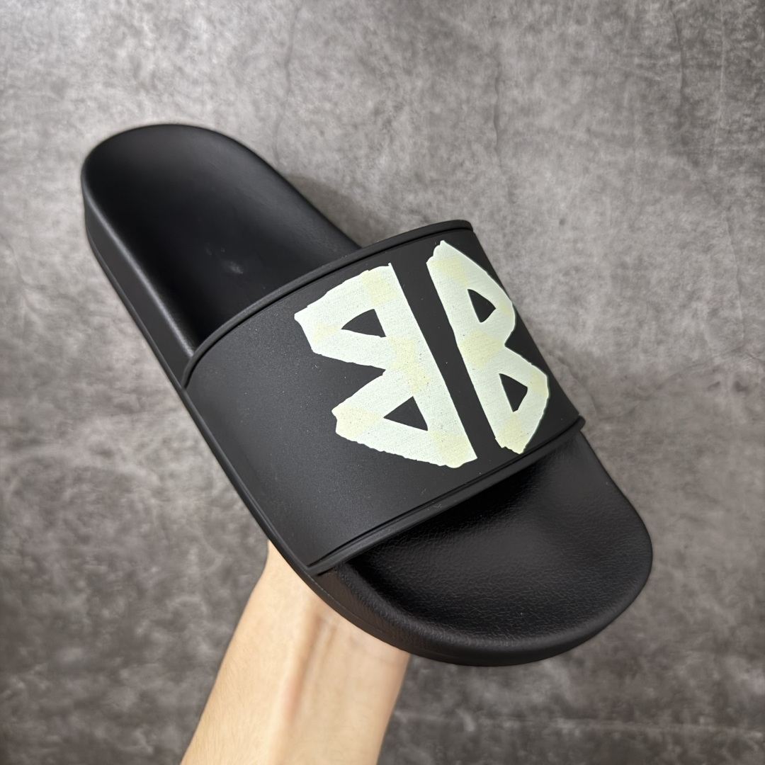 图片[3]-【外贸版本】Balenciaga 巴黎世家拖鞋 2025最新版印花 潮流到没边 原鞋购入开发 官方正确版 原装级头层牛皮 1：1裁剪 鞋面3D打印logo 凹凸感明显 原版一致细节 全码齐全 尺码：39 40 41 42 43 44 45 46-选品中心
