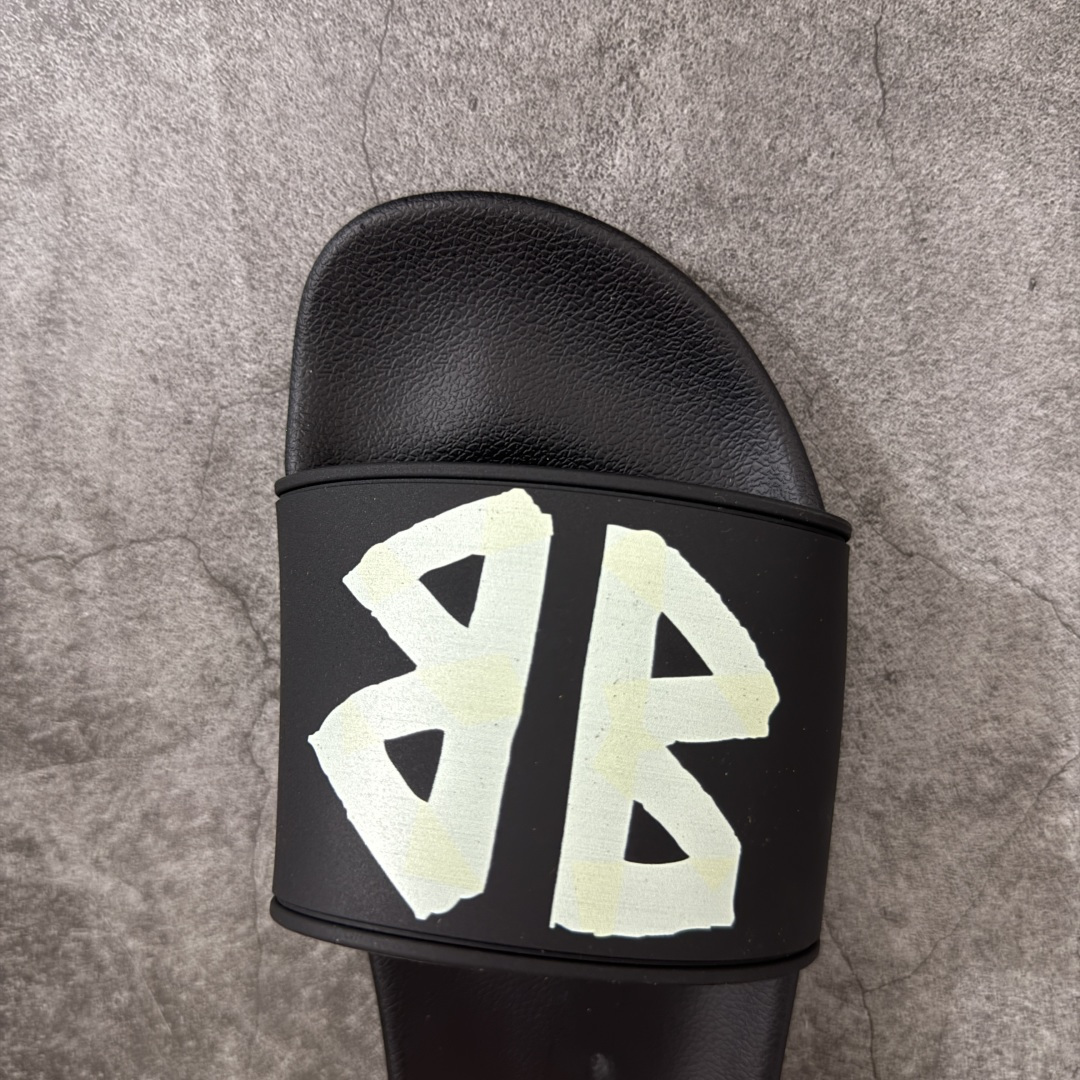 图片[5]-【外贸版本】Balenciaga 巴黎世家拖鞋 2025最新版印花 潮流到没边 原鞋购入开发 官方正确版 原装级头层牛皮 1：1裁剪 鞋面3D打印logo 凹凸感明显 原版一致细节 全码齐全 尺码：39 40 41 42 43 44 45 46-选品中心