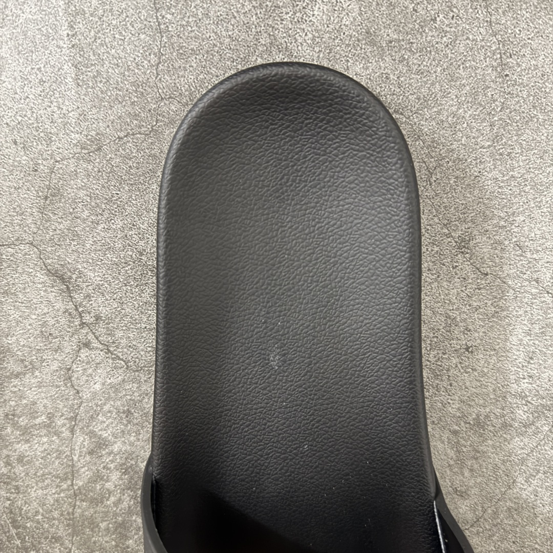 图片[7]-【外贸版本】Balenciaga 巴黎世家拖鞋 2025最新版印花 潮流到没边 原鞋购入开发 官方正确版 原装级头层牛皮 1：1裁剪 鞋面3D打印logo 凹凸感明显 原版一致细节 全码齐全 尺码：39 40 41 42 43 44 45 46-选品中心