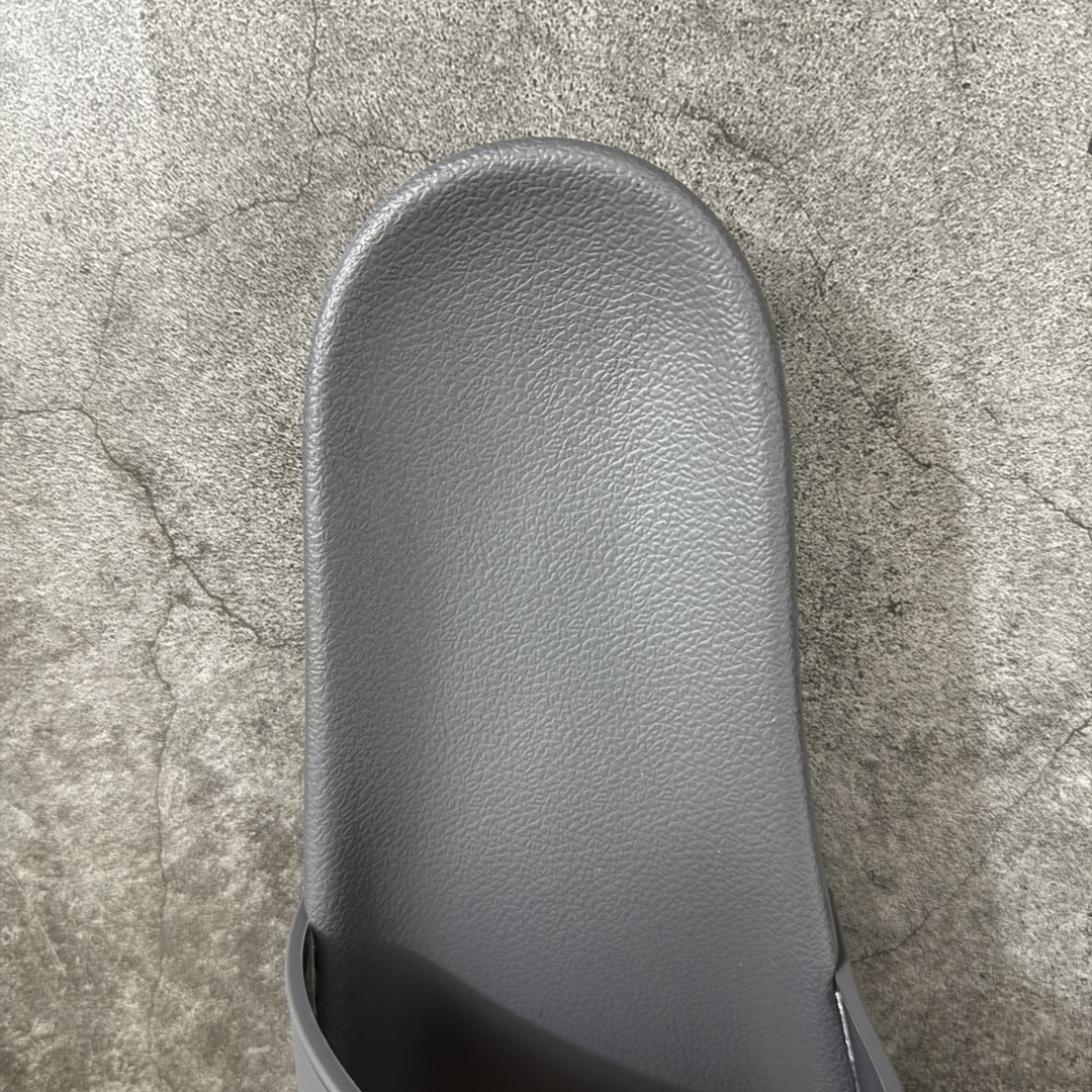 图片[7]-【外贸版本】Balenciaga 巴黎世家拖鞋 2025最新版印花 潮流到没边 原鞋购入开发 官方正确版 原装级头层牛皮 1：1裁剪 鞋面3D打印logo 凹凸感明显 原版一致细节 全码齐全 尺码：39 40 41 42 43 44 45 46-选品中心