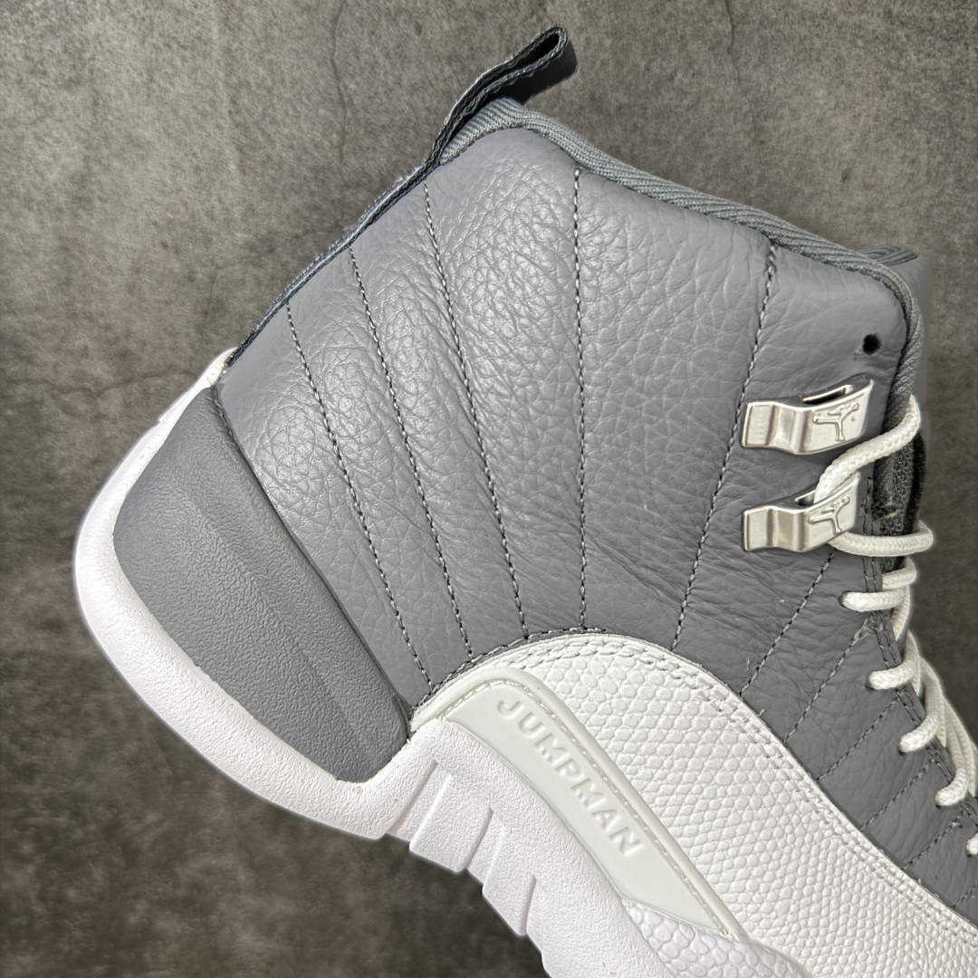 图片[7]-【XP纯原版】Air Jordan AJ12 Retro 潮流 中帮 复古篮球鞋 灰白 CT8013-015 市场唯一附带GOAT授权卡 各细节正确 原楦原纸板开发 原汁原味12代鞋型 进口原厂皮料 超软荔枝皮 质感满分 原厂碳板 原装材料 原厂定制金属扣 原厂电绣 支持与公司货全方位对比 只服务于5%懂鞋的高端客户 发国外可支持各种retail商店充正寄售 尺码：40 40.5 41 42 42.5 43 44 44.5 45 45.5 46 47.5-选品中心