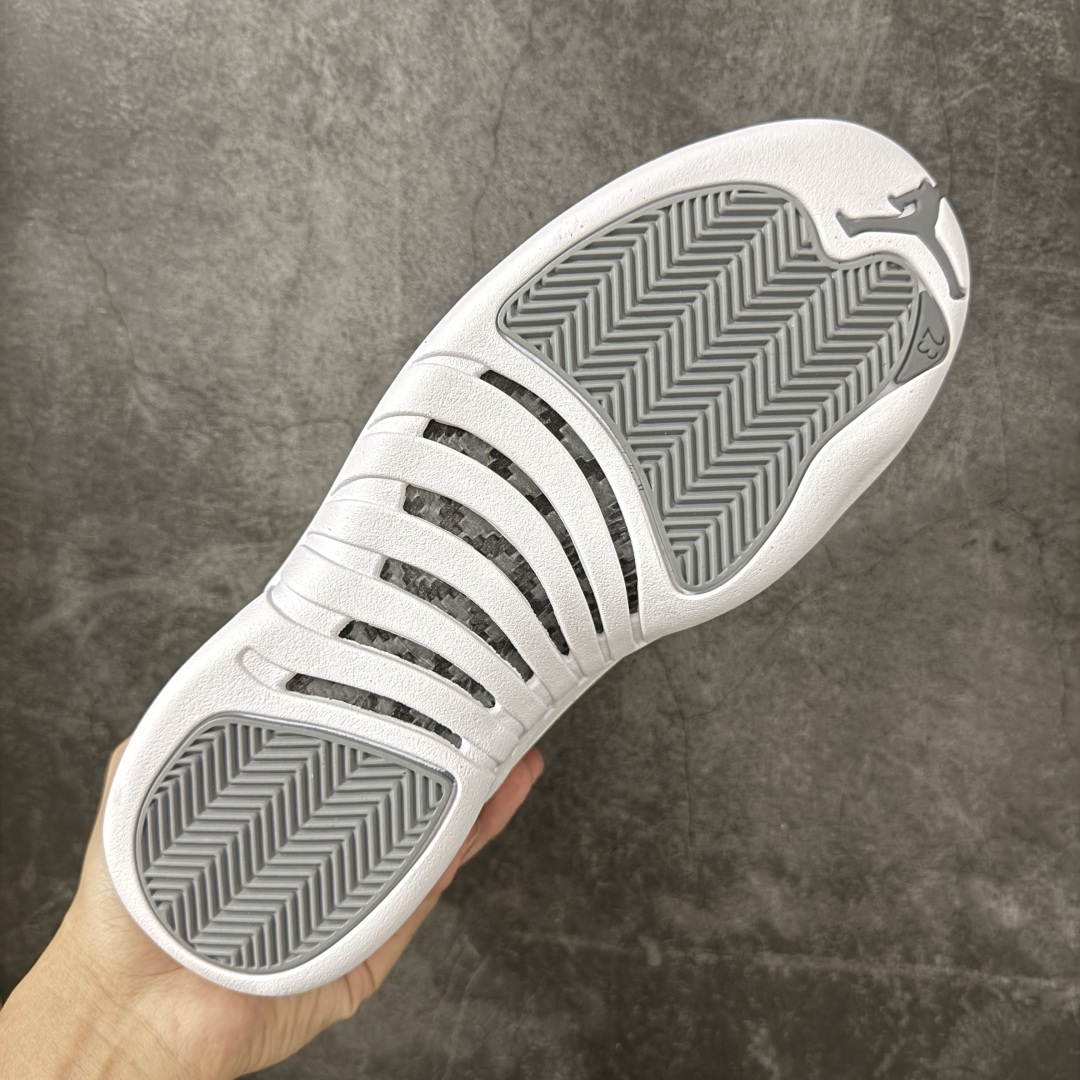 图片[9]-【XP纯原版】Air Jordan AJ12 Retro 潮流 中帮 复古篮球鞋 灰白 CT8013-015 市场唯一附带GOAT授权卡 各细节正确 原楦原纸板开发 原汁原味12代鞋型 进口原厂皮料 超软荔枝皮 质感满分 原厂碳板 原装材料 原厂定制金属扣 原厂电绣 支持与公司货全方位对比 只服务于5%懂鞋的高端客户 发国外可支持各种retail商店充正寄售 尺码：40 40.5 41 42 42.5 43 44 44.5 45 45.5 46 47.5-选品中心