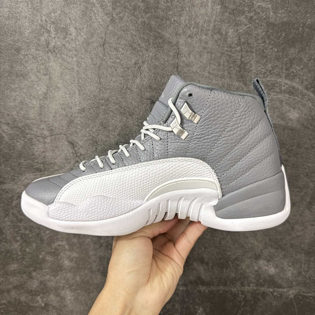 图片[2]-【XP纯原版】Air Jordan AJ12 Retro 潮流 中帮 复古篮球鞋 灰白 CT8013-015 市场唯一附带GOAT授权卡 各细节正确 原楦原纸板开发 原汁原味12代鞋型 进口原厂皮料 超软荔枝皮 质感满分 原厂碳板 原装材料 原厂定制金属扣 原厂电绣 支持与公司货全方位对比 只服务于5%懂鞋的高端客户 发国外可支持各种retail商店充正寄售 尺码：40 40.5 41 42 42.5 43 44 44.5 45 45.5 46 47.5-选品中心
