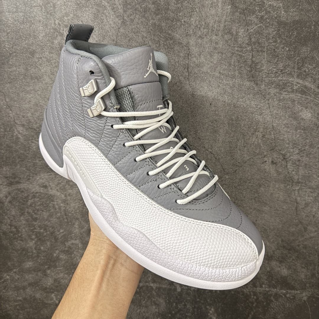 图片[3]-【XP纯原版】Air Jordan AJ12 Retro 潮流 中帮 复古篮球鞋 灰白 CT8013-015 市场唯一附带GOAT授权卡 各细节正确 原楦原纸板开发 原汁原味12代鞋型 进口原厂皮料 超软荔枝皮 质感满分 原厂碳板 原装材料 原厂定制金属扣 原厂电绣 支持与公司货全方位对比 只服务于5%懂鞋的高端客户 发国外可支持各种retail商店充正寄售 尺码：40 40.5 41 42 42.5 43 44 44.5 45 45.5 46 47.5-选品中心