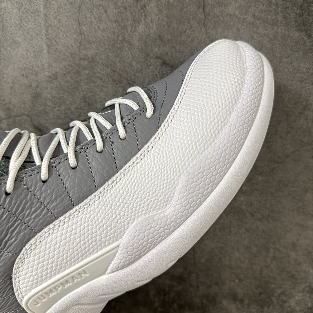 图片[6]-【XP纯原版】Air Jordan AJ12 Retro 潮流 中帮 复古篮球鞋 灰白 CT8013-015 市场唯一附带GOAT授权卡 各细节正确 原楦原纸板开发 原汁原味12代鞋型 进口原厂皮料 超软荔枝皮 质感满分 原厂碳板 原装材料 原厂定制金属扣 原厂电绣 支持与公司货全方位对比 只服务于5%懂鞋的高端客户 发国外可支持各种retail商店充正寄售 尺码：40 40.5 41 42 42.5 43 44 44.5 45 45.5 46 47.5-选品中心