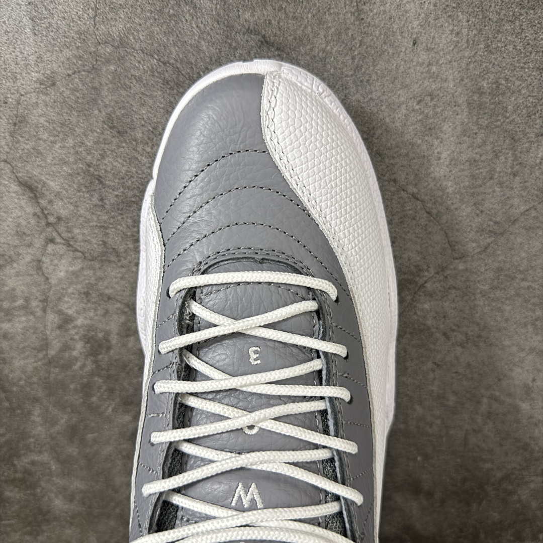 图片[5]-【XP纯原版】Air Jordan AJ12 Retro 潮流 中帮 复古篮球鞋 灰白 CT8013-015 市场唯一附带GOAT授权卡 各细节正确 原楦原纸板开发 原汁原味12代鞋型 进口原厂皮料 超软荔枝皮 质感满分 原厂碳板 原装材料 原厂定制金属扣 原厂电绣 支持与公司货全方位对比 只服务于5%懂鞋的高端客户 发国外可支持各种retail商店充正寄售 尺码：40 40.5 41 42 42.5 43 44 44.5 45 45.5 46 47.5-选品中心