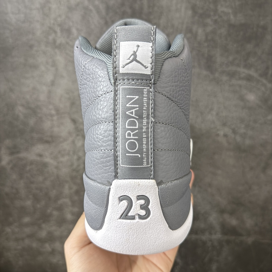 图片[4]-【XP纯原版】Air Jordan AJ12 Retro 潮流 中帮 复古篮球鞋 灰白 CT8013-015 市场唯一附带GOAT授权卡 各细节正确 原楦原纸板开发 原汁原味12代鞋型 进口原厂皮料 超软荔枝皮 质感满分 原厂碳板 原装材料 原厂定制金属扣 原厂电绣 支持与公司货全方位对比 只服务于5%懂鞋的高端客户 发国外可支持各种retail商店充正寄售 尺码：40 40.5 41 42 42.5 43 44 44.5 45 45.5 46 47.5-选品中心