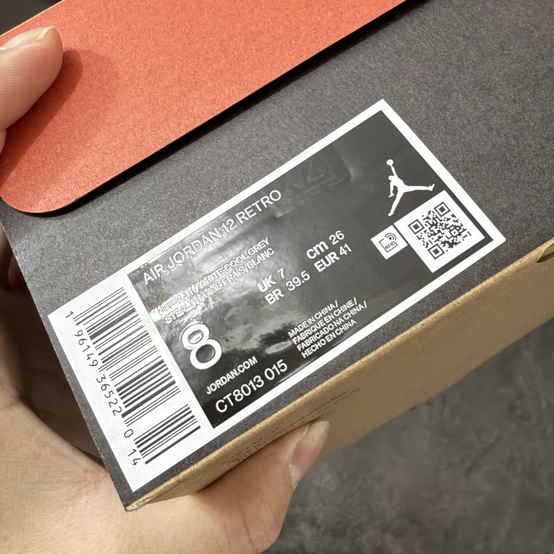图片[10]-【XP纯原版】Air Jordan AJ12 Retro 潮流 中帮 复古篮球鞋 灰白 CT8013-015 市场唯一附带GOAT授权卡 各细节正确 原楦原纸板开发 原汁原味12代鞋型 进口原厂皮料 超软荔枝皮 质感满分 原厂碳板 原装材料 原厂定制金属扣 原厂电绣 支持与公司货全方位对比 只服务于5%懂鞋的高端客户 发国外可支持各种retail商店充正寄售 尺码：40 40.5 41 42 42.5 43 44 44.5 45 45.5 46 47.5-选品中心