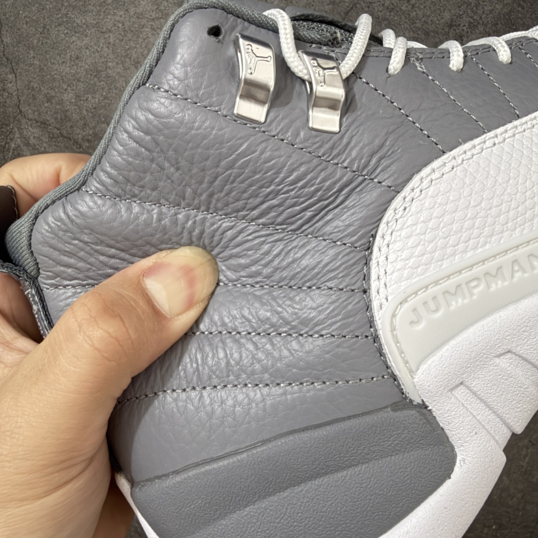 图片[3]-【XP纯原版】Air Jordan AJ12 Retro 潮流 中帮 复古篮球鞋 灰白 CT8013-015 市场唯一附带GOAT授权卡 各细节正确 原楦原纸板开发 原汁原味12代鞋型 进口原厂皮料 超软荔枝皮 质感满分 原厂碳板 原装材料 原厂定制金属扣 原厂电绣 支持与公司货全方位对比 只服务于5%懂鞋的高端客户 发国外可支持各种retail商店充正寄售 尺码：40 40.5 41 42 42.5 43 44 44.5 45 45.5 46 47.5-选品中心