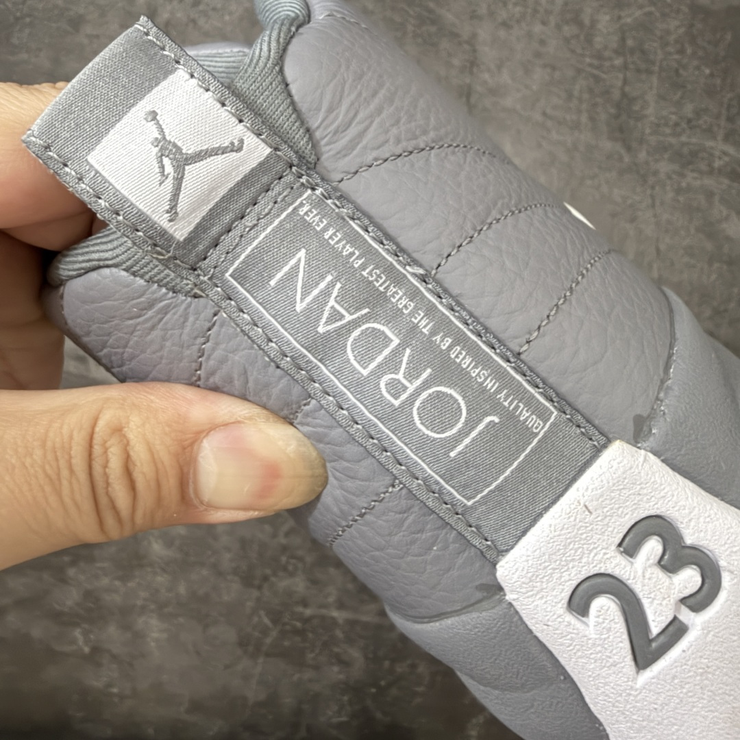 图片[2]-【XP纯原版】Air Jordan AJ12 Retro 潮流 中帮 复古篮球鞋 灰白 CT8013-015 市场唯一附带GOAT授权卡 各细节正确 原楦原纸板开发 原汁原味12代鞋型 进口原厂皮料 超软荔枝皮 质感满分 原厂碳板 原装材料 原厂定制金属扣 原厂电绣 支持与公司货全方位对比 只服务于5%懂鞋的高端客户 发国外可支持各种retail商店充正寄售 尺码：40 40.5 41 42 42.5 43 44 44.5 45 45.5 46 47.5-选品中心