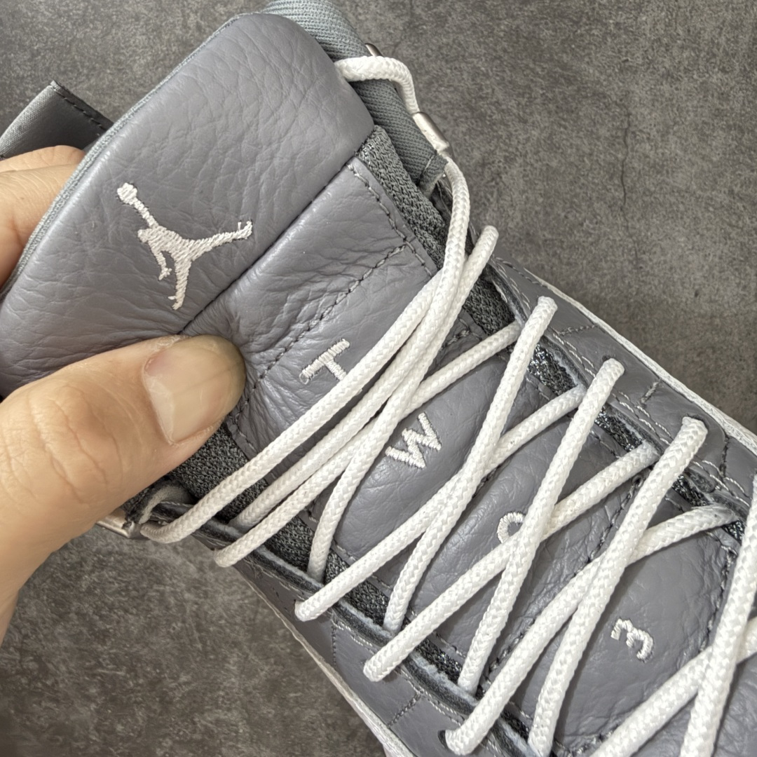 图片[6]-【XP纯原版】Air Jordan AJ12 Retro 潮流 中帮 复古篮球鞋 灰白 CT8013-015 市场唯一附带GOAT授权卡 各细节正确 原楦原纸板开发 原汁原味12代鞋型 进口原厂皮料 超软荔枝皮 质感满分 原厂碳板 原装材料 原厂定制金属扣 原厂电绣 支持与公司货全方位对比 只服务于5%懂鞋的高端客户 发国外可支持各种retail商店充正寄售 尺码：40 40.5 41 42 42.5 43 44 44.5 45 45.5 46 47.5-选品中心