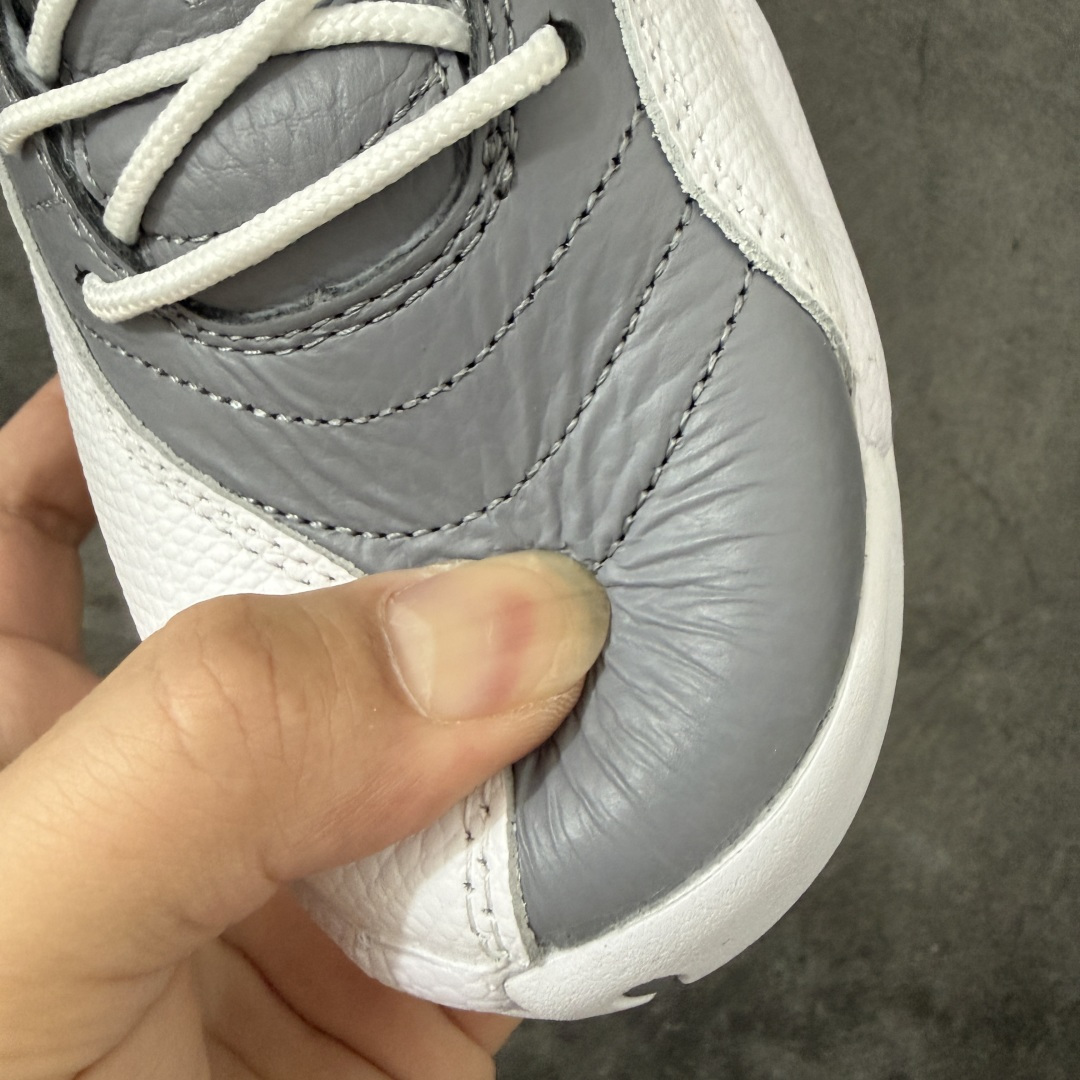 图片[5]-【XP纯原版】Air Jordan AJ12 Retro 潮流 中帮 复古篮球鞋 灰白 CT8013-015 市场唯一附带GOAT授权卡 各细节正确 原楦原纸板开发 原汁原味12代鞋型 进口原厂皮料 超软荔枝皮 质感满分 原厂碳板 原装材料 原厂定制金属扣 原厂电绣 支持与公司货全方位对比 只服务于5%懂鞋的高端客户 发国外可支持各种retail商店充正寄售 尺码：40 40.5 41 42 42.5 43 44 44.5 45 45.5 46 47.5-选品中心