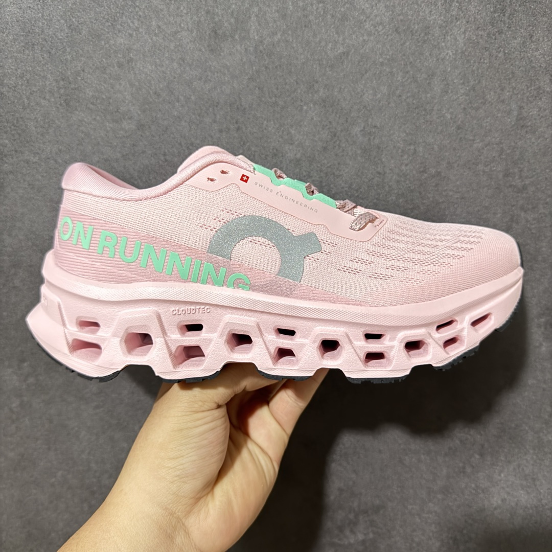 【公司级】On昂跑 Cloudmonster 小怪兽3 舒适防滑耐磨 休闲运动跑鞋 该款 Cloudmonster 的与众不同的全新“趣怪”风格,显而易见!延续怪兽级性能依旧搭载了大体积的 Cloud Tec 鞋底科技的性能更明显的摇椅圆弧轮廓让步代轻松发挥迈进地淋漓尽致,带来更强的回弹感!更好地推进你向前的每一步,尽享舒适度,由再生材质打造的柔软鞋垫和鞋面确保出色的透气性,将舒适度提升至新高,为你跑完轻松的5公里或费力的20公里提供理想助力,怪兽般的外形和妙趣的畅跑背后是强大的性能表现! 货号:3WG10032634 尺码:36-40-选品中心