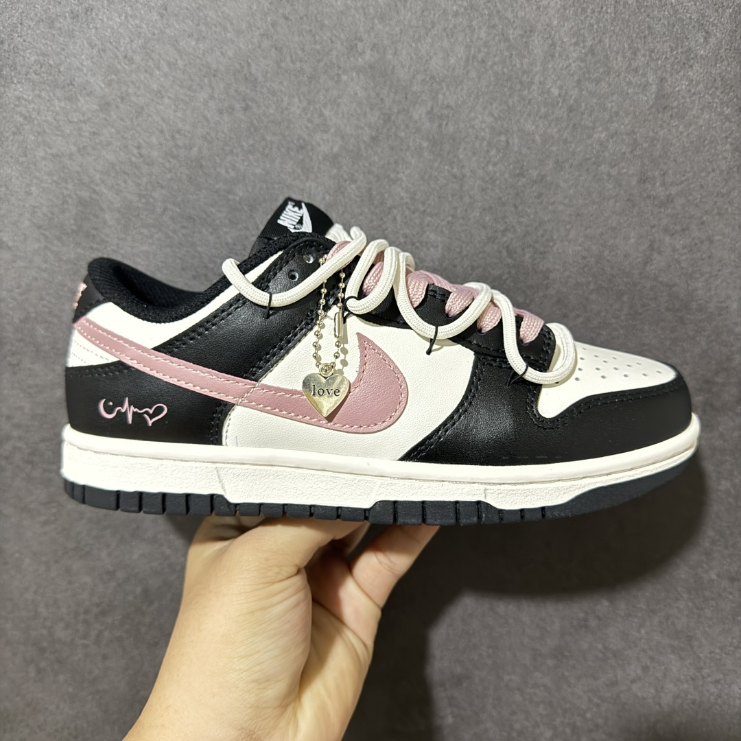 【定制版】Nike SB Dunk Low 黑粉绑带 低帮休闲板鞋 CW1590-100 #定制鞋盒 超高清洁度 皮料切割干净无任何毛边 细节完美 尺码:35.5 36 36.5 37.5 38 38.5 39 40-选品中心