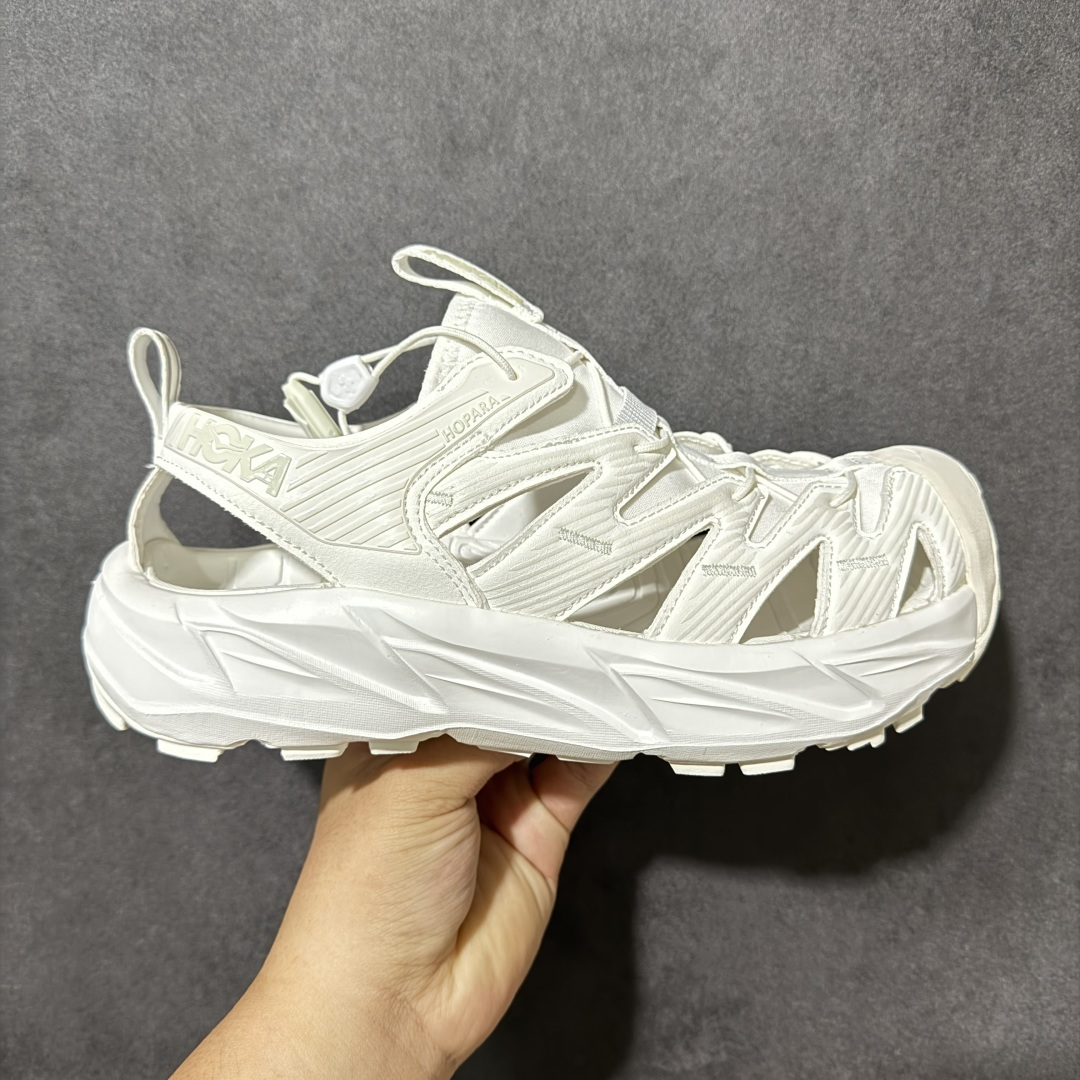 【PE纯原版】HOKA One One Hopara Sandals 霍帕拉系列水路两用溯溪涉水休闲户外露营凉鞋 作为先锋品牌的 HOKA ONE ONE总是以独特的方式 HOPA RA是一款溯溪鞋 又名排水鞋 可长期用于涉水和溯溪 保护脚底和脚趾的安全和舒适 鞋面材料速干 透气 耐磨 鞋底防滑 耐磨 抓地能力强 出于安全考虑 设计要求较高 涉水溯溪过程中 水 泥沙 可以直接从鞋内大孔排出 细纹鞋底使在岩石上抓地能力强 避免打滑 而上路后 鞋面具有快干透气等优点 尺码:36 36.5 37.5 38 39 40 40.5 41 42 42.5 43 44 45-选品中心