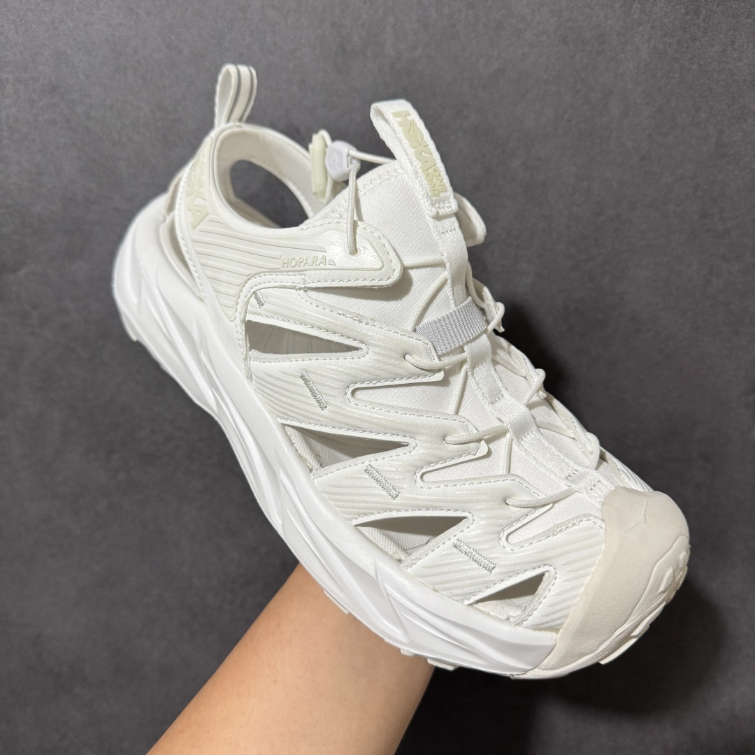 图片[3]-【PE纯原版】HOKA One One Hopara Sandals 霍帕拉系列水路两用溯溪涉水休闲户外露营凉鞋 作为先锋品牌的 HOKA ONE ONE总是以独特的方式 HOPA RA是一款溯溪鞋 又名排水鞋 可长期用于涉水和溯溪 保护脚底和脚趾的安全和舒适 鞋面材料速干 透气 耐磨 鞋底防滑 耐磨 抓地能力强 出于安全考虑 设计要求较高 涉水溯溪过程中 水 泥沙 可以直接从鞋内大孔排出 细纹鞋底使在岩石上抓地能力强 避免打滑 而上路后 鞋面具有快干透气等优点 尺码：36 36.5 37.5 38 39 40 40.5 41 42 42.5 43 44 45-选品中心