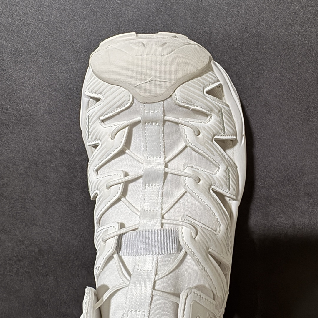 图片[5]-【PE纯原版】HOKA One One Hopara Sandals 霍帕拉系列水路两用溯溪涉水休闲户外露营凉鞋 作为先锋品牌的 HOKA ONE ONE总是以独特的方式 HOPA RA是一款溯溪鞋 又名排水鞋 可长期用于涉水和溯溪 保护脚底和脚趾的安全和舒适 鞋面材料速干 透气 耐磨 鞋底防滑 耐磨 抓地能力强 出于安全考虑 设计要求较高 涉水溯溪过程中 水 泥沙 可以直接从鞋内大孔排出 细纹鞋底使在岩石上抓地能力强 避免打滑 而上路后 鞋面具有快干透气等优点 尺码：36 36.5 37.5 38 39 40 40.5 41 42 42.5 43 44 45-选品中心
