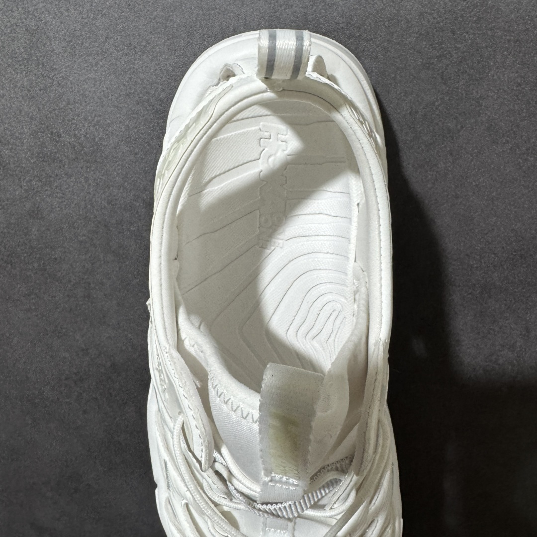 图片[6]-【PE纯原版】HOKA One One Hopara Sandals 霍帕拉系列水路两用溯溪涉水休闲户外露营凉鞋 作为先锋品牌的 HOKA ONE ONE总是以独特的方式 HOPA RA是一款溯溪鞋 又名排水鞋 可长期用于涉水和溯溪 保护脚底和脚趾的安全和舒适 鞋面材料速干 透气 耐磨 鞋底防滑 耐磨 抓地能力强 出于安全考虑 设计要求较高 涉水溯溪过程中 水 泥沙 可以直接从鞋内大孔排出 细纹鞋底使在岩石上抓地能力强 避免打滑 而上路后 鞋面具有快干透气等优点 尺码：36 36.5 37.5 38 39 40 40.5 41 42 42.5 43 44 45-选品中心