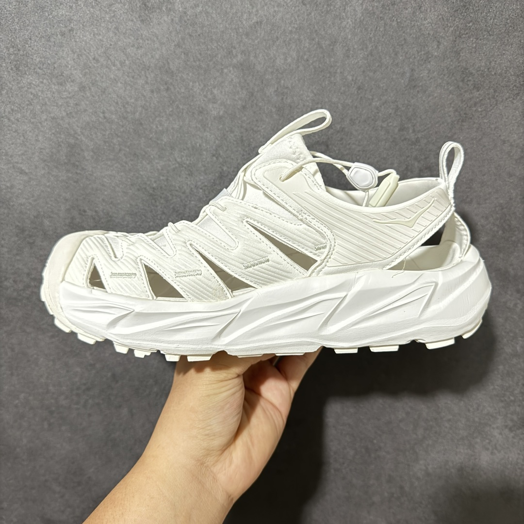 图片[2]-【PE纯原版】HOKA One One Hopara Sandals 霍帕拉系列水路两用溯溪涉水休闲户外露营凉鞋 作为先锋品牌的 HOKA ONE ONE总是以独特的方式 HOPA RA是一款溯溪鞋 又名排水鞋 可长期用于涉水和溯溪 保护脚底和脚趾的安全和舒适 鞋面材料速干 透气 耐磨 鞋底防滑 耐磨 抓地能力强 出于安全考虑 设计要求较高 涉水溯溪过程中 水 泥沙 可以直接从鞋内大孔排出 细纹鞋底使在岩石上抓地能力强 避免打滑 而上路后 鞋面具有快干透气等优点 尺码：36 36.5 37.5 38 39 40 40.5 41 42 42.5 43 44 45-选品中心