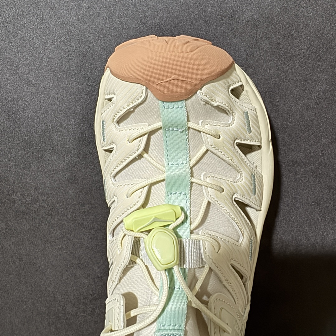 图片[5]-【PE纯原版】HOKA One One Hopara Sandals 霍帕拉系列水路两用溯溪涉水休闲户外露营凉鞋 作为先锋品牌的 HOKA ONE ONE总是以独特的方式 HOPA RA是一款溯溪鞋 又名排水鞋 可长期用于涉水和溯溪 保护脚底和脚趾的安全和舒适 鞋面材料速干 透气 耐磨 鞋底防滑 耐磨 抓地能力强 出于安全考虑 设计要求较高 涉水溯溪过程中 水 泥沙 可以直接从鞋内大孔排出 细纹鞋底使在岩石上抓地能力强 避免打滑 而上路后 鞋面具有快干透气等优点 尺码：36 36.5 37.5 38 39 40 40.5 41 42 42.5 43 44 45-选品中心