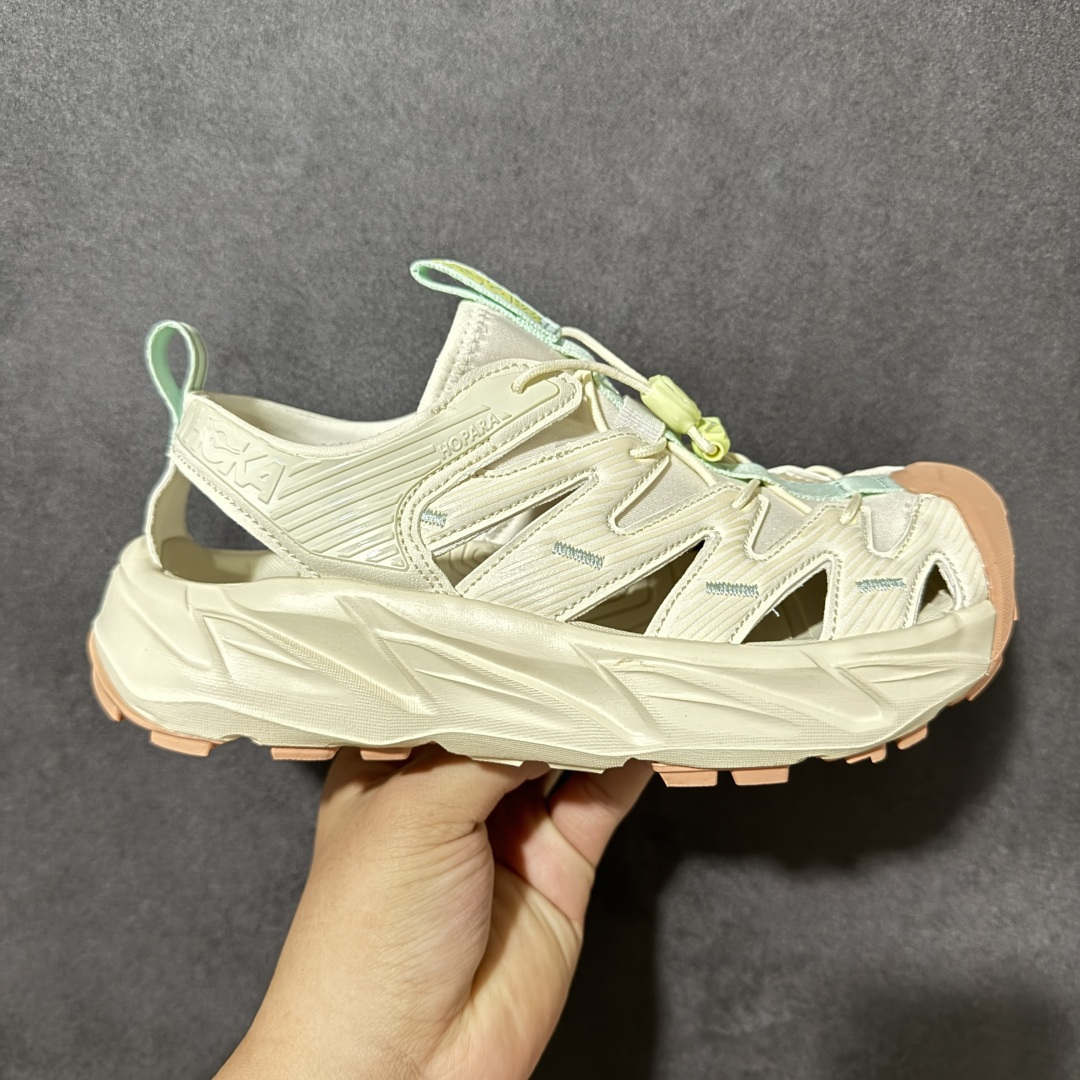 【PE纯原版】HOKA One One Hopara Sandals 霍帕拉系列水路两用溯溪涉水休闲户外露营凉鞋 作为先锋品牌的 HOKA ONE ONE总是以独特的方式 HOPA RA是一款溯溪鞋 又名排水鞋 可长期用于涉水和溯溪 保护脚底和脚趾的安全和舒适 鞋面材料速干 透气 耐磨 鞋底防滑 耐磨 抓地能力强 出于安全考虑 设计要求较高 涉水溯溪过程中 水 泥沙 可以直接从鞋内大孔排出 细纹鞋底使在岩石上抓地能力强 避免打滑 而上路后 鞋面具有快干透气等优点 尺码:36 36.5 37.5 38 39 40 40.5 41 42 42.5 43 44 45-选品中心