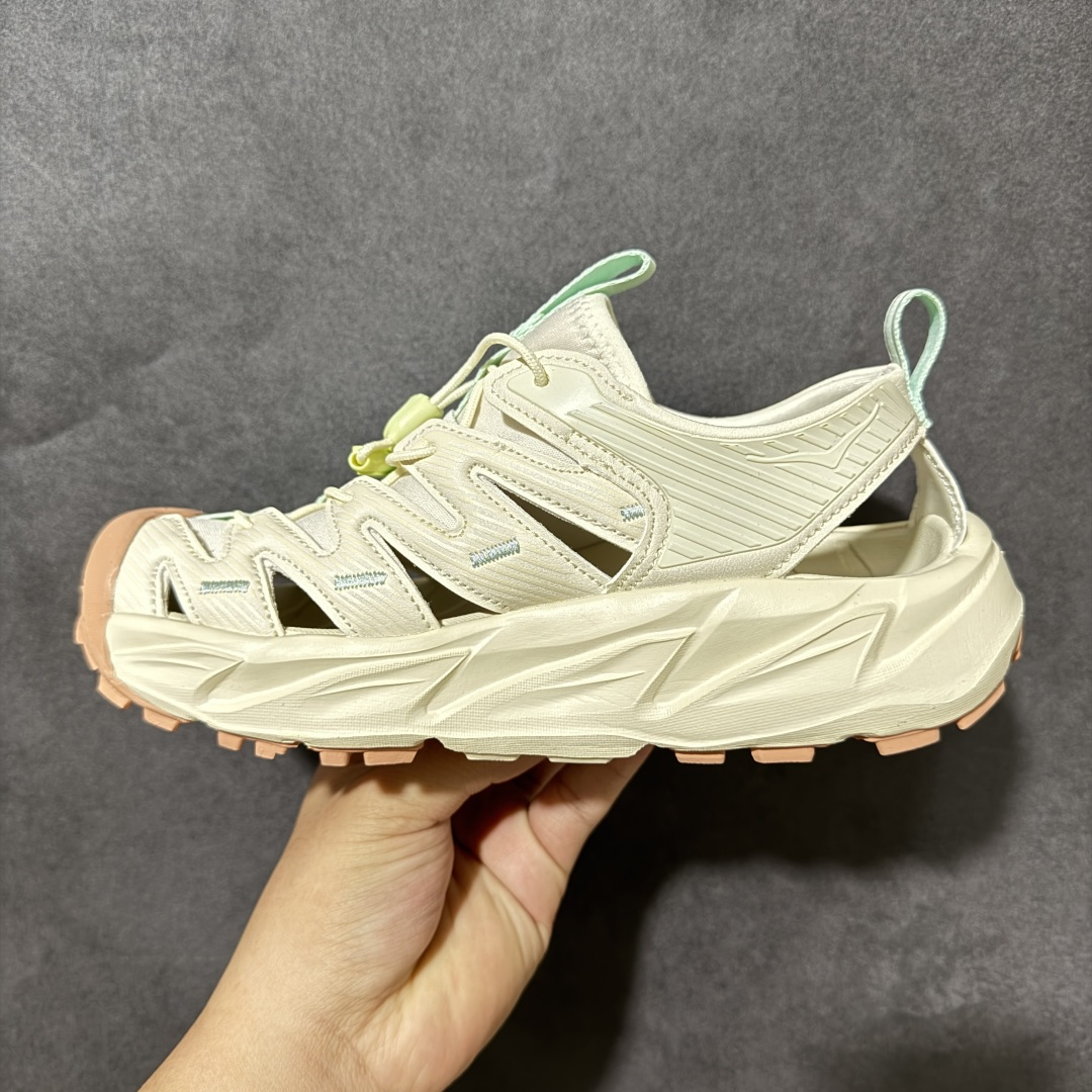 图片[2]-【PE纯原版】HOKA One One Hopara Sandals 霍帕拉系列水路两用溯溪涉水休闲户外露营凉鞋 作为先锋品牌的 HOKA ONE ONE总是以独特的方式 HOPA RA是一款溯溪鞋 又名排水鞋 可长期用于涉水和溯溪 保护脚底和脚趾的安全和舒适 鞋面材料速干 透气 耐磨 鞋底防滑 耐磨 抓地能力强 出于安全考虑 设计要求较高 涉水溯溪过程中 水 泥沙 可以直接从鞋内大孔排出 细纹鞋底使在岩石上抓地能力强 避免打滑 而上路后 鞋面具有快干透气等优点 尺码：36 36.5 37.5 38 39 40 40.5 41 42 42.5 43 44 45-选品中心