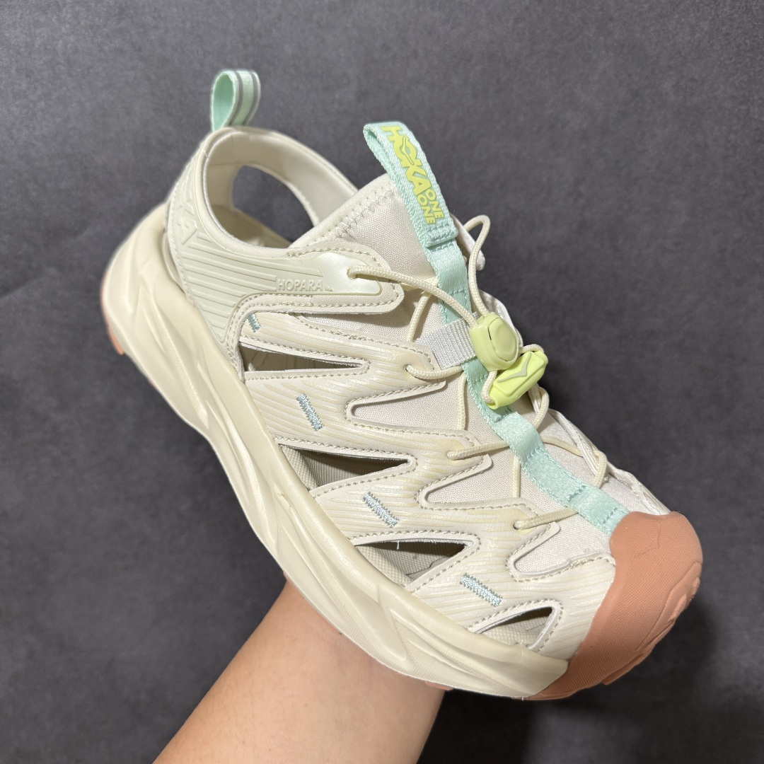 图片[3]-【PE纯原版】HOKA One One Hopara Sandals 霍帕拉系列水路两用溯溪涉水休闲户外露营凉鞋 作为先锋品牌的 HOKA ONE ONE总是以独特的方式 HOPA RA是一款溯溪鞋 又名排水鞋 可长期用于涉水和溯溪 保护脚底和脚趾的安全和舒适 鞋面材料速干 透气 耐磨 鞋底防滑 耐磨 抓地能力强 出于安全考虑 设计要求较高 涉水溯溪过程中 水 泥沙 可以直接从鞋内大孔排出 细纹鞋底使在岩石上抓地能力强 避免打滑 而上路后 鞋面具有快干透气等优点 尺码：36 36.5 37.5 38 39 40 40.5 41 42 42.5 43 44 45-选品中心