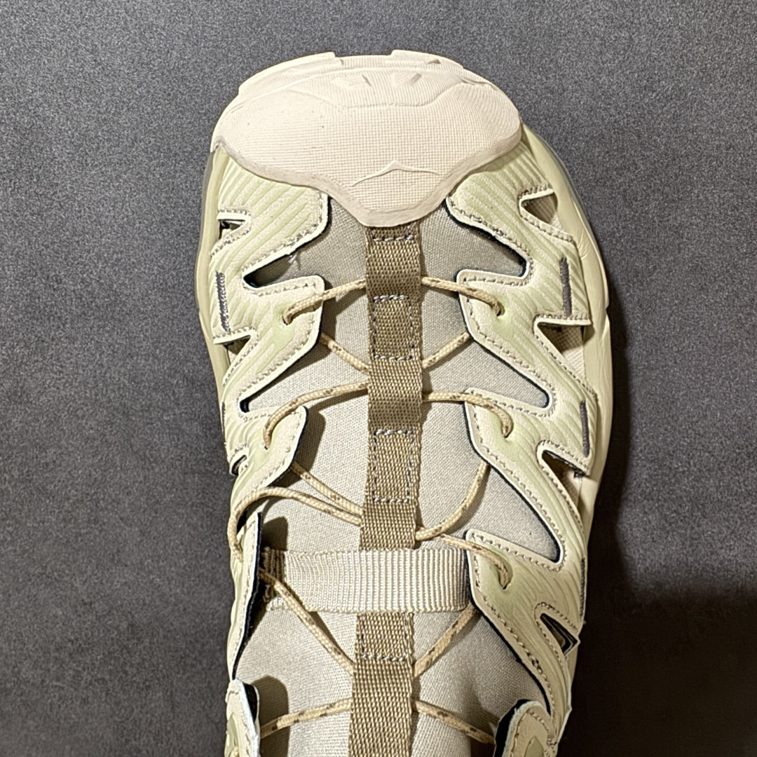 图片[5]-【PE纯原版】HOKA One One Hopara Sandals 霍帕拉系列水路两用溯溪涉水休闲户外露营凉鞋 作为先锋品牌的 HOKA ONE ONE总是以独特的方式 HOPA RA是一款溯溪鞋 又名排水鞋 可长期用于涉水和溯溪 保护脚底和脚趾的安全和舒适 鞋面材料速干 透气 耐磨 鞋底防滑 耐磨 抓地能力强 出于安全考虑 设计要求较高 涉水溯溪过程中 水 泥沙 可以直接从鞋内大孔排出 细纹鞋底使在岩石上抓地能力强 避免打滑 而上路后 鞋面具有快干透气等优点 尺码：36 36.5 37.5 38 39 40 40.5 41 42 42.5 43 44 45-选品中心