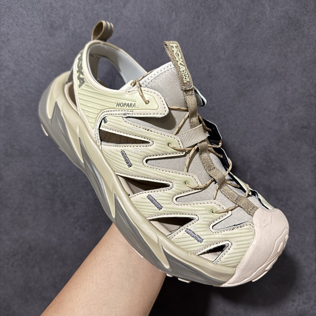 图片[3]-【PE纯原版】HOKA One One Hopara Sandals 霍帕拉系列水路两用溯溪涉水休闲户外露营凉鞋 作为先锋品牌的 HOKA ONE ONE总是以独特的方式 HOPA RA是一款溯溪鞋 又名排水鞋 可长期用于涉水和溯溪 保护脚底和脚趾的安全和舒适 鞋面材料速干 透气 耐磨 鞋底防滑 耐磨 抓地能力强 出于安全考虑 设计要求较高 涉水溯溪过程中 水 泥沙 可以直接从鞋内大孔排出 细纹鞋底使在岩石上抓地能力强 避免打滑 而上路后 鞋面具有快干透气等优点 尺码：36 36.5 37.5 38 39 40 40.5 41 42 42.5 43 44 45-选品中心
