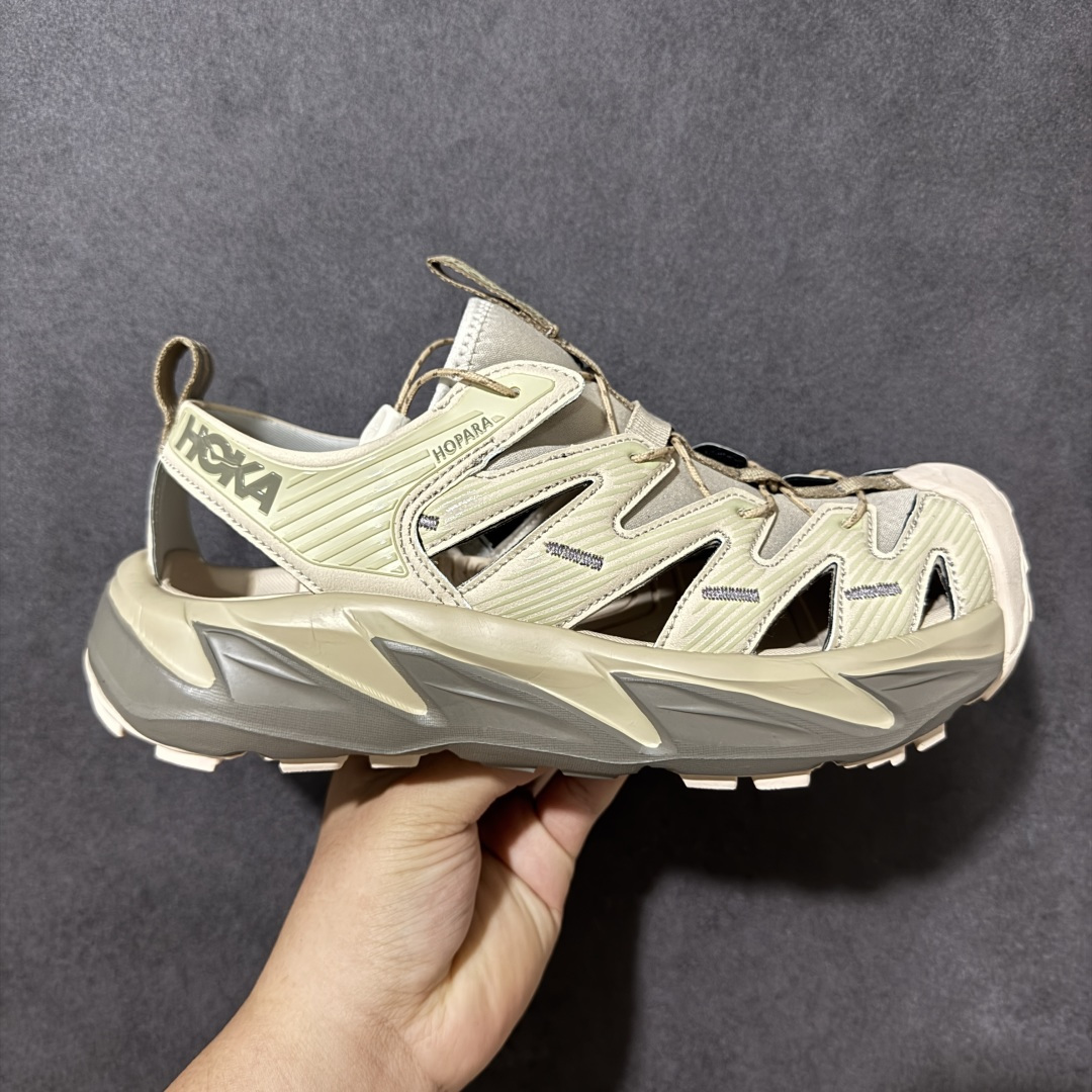【PE纯原版】HOKA One One Hopara Sandals 霍帕拉系列水路两用溯溪涉水休闲户外露营凉鞋 作为先锋品牌的 HOKA ONE ONE总是以独特的方式 HOPA RA是一款溯溪鞋 又名排水鞋 可长期用于涉水和溯溪 保护脚底和脚趾的安全和舒适 鞋面材料速干 透气 耐磨 鞋底防滑 耐磨 抓地能力强 出于安全考虑 设计要求较高 涉水溯溪过程中 水 泥沙 可以直接从鞋内大孔排出 细纹鞋底使在岩石上抓地能力强 避免打滑 而上路后 鞋面具有快干透气等优点 尺码:36 36.5 37.5 38 39 40 40.5 41 42 42.5 43 44 45-选品中心
