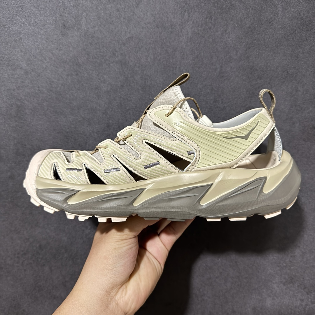 图片[2]-【PE纯原版】HOKA One One Hopara Sandals 霍帕拉系列水路两用溯溪涉水休闲户外露营凉鞋 作为先锋品牌的 HOKA ONE ONE总是以独特的方式 HOPA RA是一款溯溪鞋 又名排水鞋 可长期用于涉水和溯溪 保护脚底和脚趾的安全和舒适 鞋面材料速干 透气 耐磨 鞋底防滑 耐磨 抓地能力强 出于安全考虑 设计要求较高 涉水溯溪过程中 水 泥沙 可以直接从鞋内大孔排出 细纹鞋底使在岩石上抓地能力强 避免打滑 而上路后 鞋面具有快干透气等优点 尺码：36 36.5 37.5 38 39 40 40.5 41 42 42.5 43 44 45-选品中心
