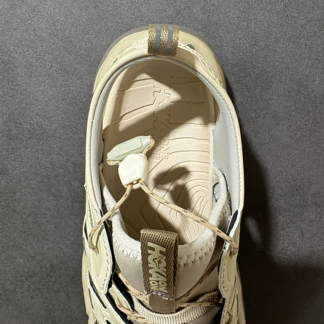 图片[6]-【PE纯原版】HOKA One One Hopara Sandals 霍帕拉系列水路两用溯溪涉水休闲户外露营凉鞋 作为先锋品牌的 HOKA ONE ONE总是以独特的方式 HOPA RA是一款溯溪鞋 又名排水鞋 可长期用于涉水和溯溪 保护脚底和脚趾的安全和舒适 鞋面材料速干 透气 耐磨 鞋底防滑 耐磨 抓地能力强 出于安全考虑 设计要求较高 涉水溯溪过程中 水 泥沙 可以直接从鞋内大孔排出 细纹鞋底使在岩石上抓地能力强 避免打滑 而上路后 鞋面具有快干透气等优点 尺码：36 36.5 37.5 38 39 40 40.5 41 42 42.5 43 44 45-选品中心