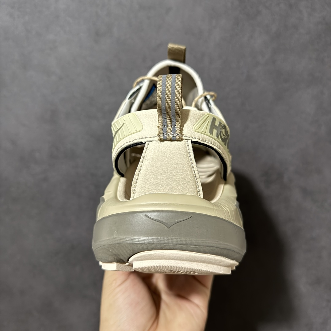 图片[4]-【PE纯原版】HOKA One One Hopara Sandals 霍帕拉系列水路两用溯溪涉水休闲户外露营凉鞋 作为先锋品牌的 HOKA ONE ONE总是以独特的方式 HOPA RA是一款溯溪鞋 又名排水鞋 可长期用于涉水和溯溪 保护脚底和脚趾的安全和舒适 鞋面材料速干 透气 耐磨 鞋底防滑 耐磨 抓地能力强 出于安全考虑 设计要求较高 涉水溯溪过程中 水 泥沙 可以直接从鞋内大孔排出 细纹鞋底使在岩石上抓地能力强 避免打滑 而上路后 鞋面具有快干透气等优点 尺码：36 36.5 37.5 38 39 40 40.5 41 42 42.5 43 44 45-选品中心