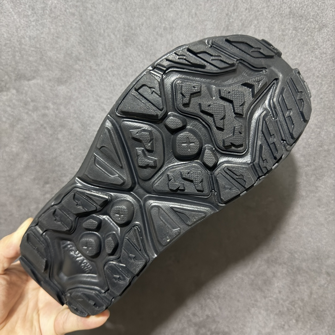图片[9]-【PE纯原版】HOKA One One Hopara Sandals 霍帕拉系列水路两用溯溪涉水休闲户外露营凉鞋 作为先锋品牌的 HOKA ONE ONE总是以独特的方式 HOPA RA是一款溯溪鞋 又名排水鞋 可长期用于涉水和溯溪 保护脚底和脚趾的安全和舒适 鞋面材料速干 透气 耐磨 鞋底防滑 耐磨 抓地能力强 出于安全考虑 设计要求较高 涉水溯溪过程中 水 泥沙 可以直接从鞋内大孔排出 细纹鞋底使在岩石上抓地能力强 避免打滑 而上路后 鞋面具有快干透气等优点 尺码：36 36.5 37.5 38 39 40 40.5 41 42 42.5 43 44 45-选品中心