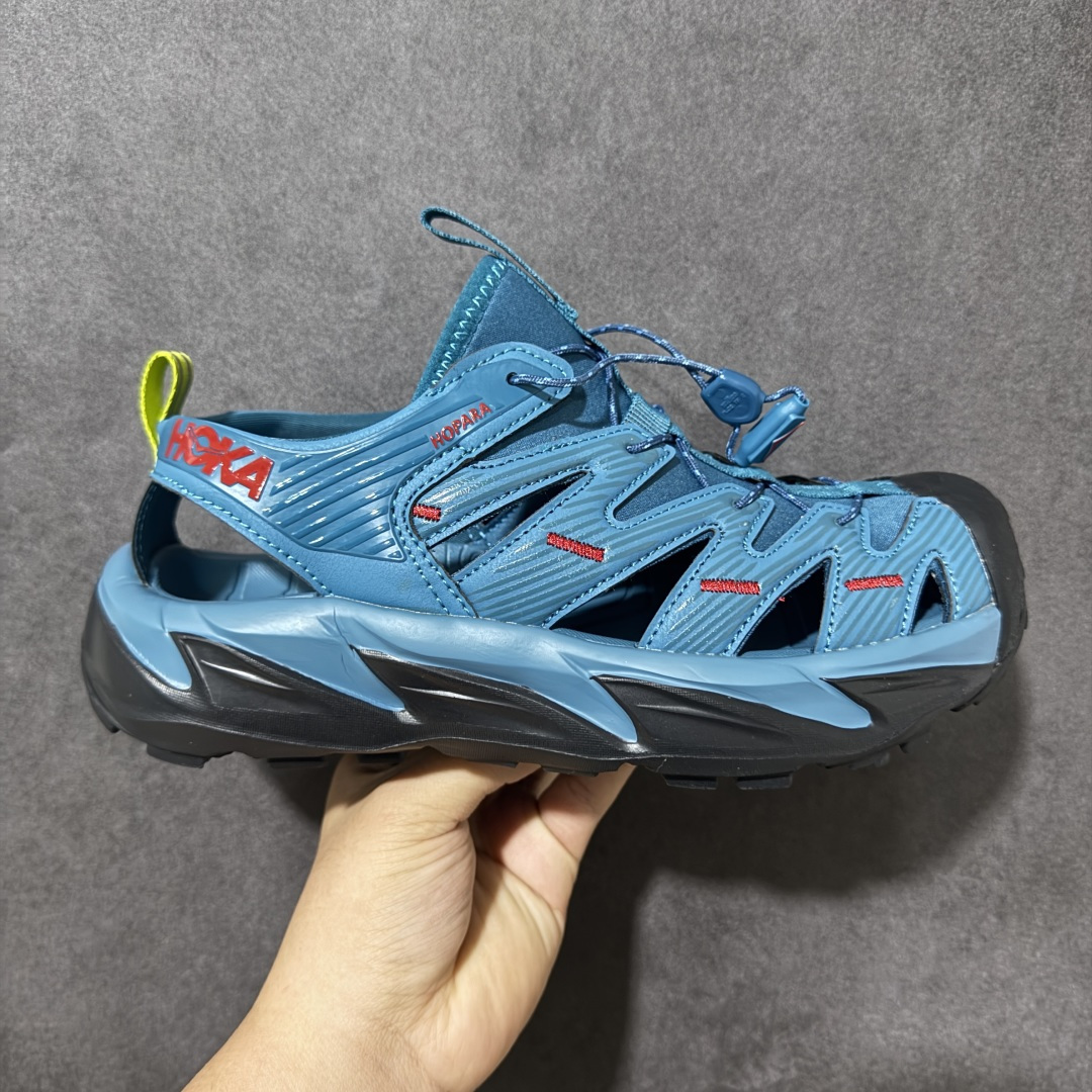 【PE纯原版】HOKA One One Hopara Sandals 霍帕拉系列水路两用溯溪涉水休闲户外露营凉鞋 作为先锋品牌的 HOKA ONE ONE总是以独特的方式 HOPA RA是一款溯溪鞋 又名排水鞋 可长期用于涉水和溯溪 保护脚底和脚趾的安全和舒适 鞋面材料速干 透气 耐磨 鞋底防滑 耐磨 抓地能力强 出于安全考虑 设计要求较高 涉水溯溪过程中 水 泥沙 可以直接从鞋内大孔排出 细纹鞋底使在岩石上抓地能力强 避免打滑 而上路后 鞋面具有快干透气等优点 尺码:36 36.5 37.5 38 39 40 40.5 41 42 42.5 43 44 45-选品中心
