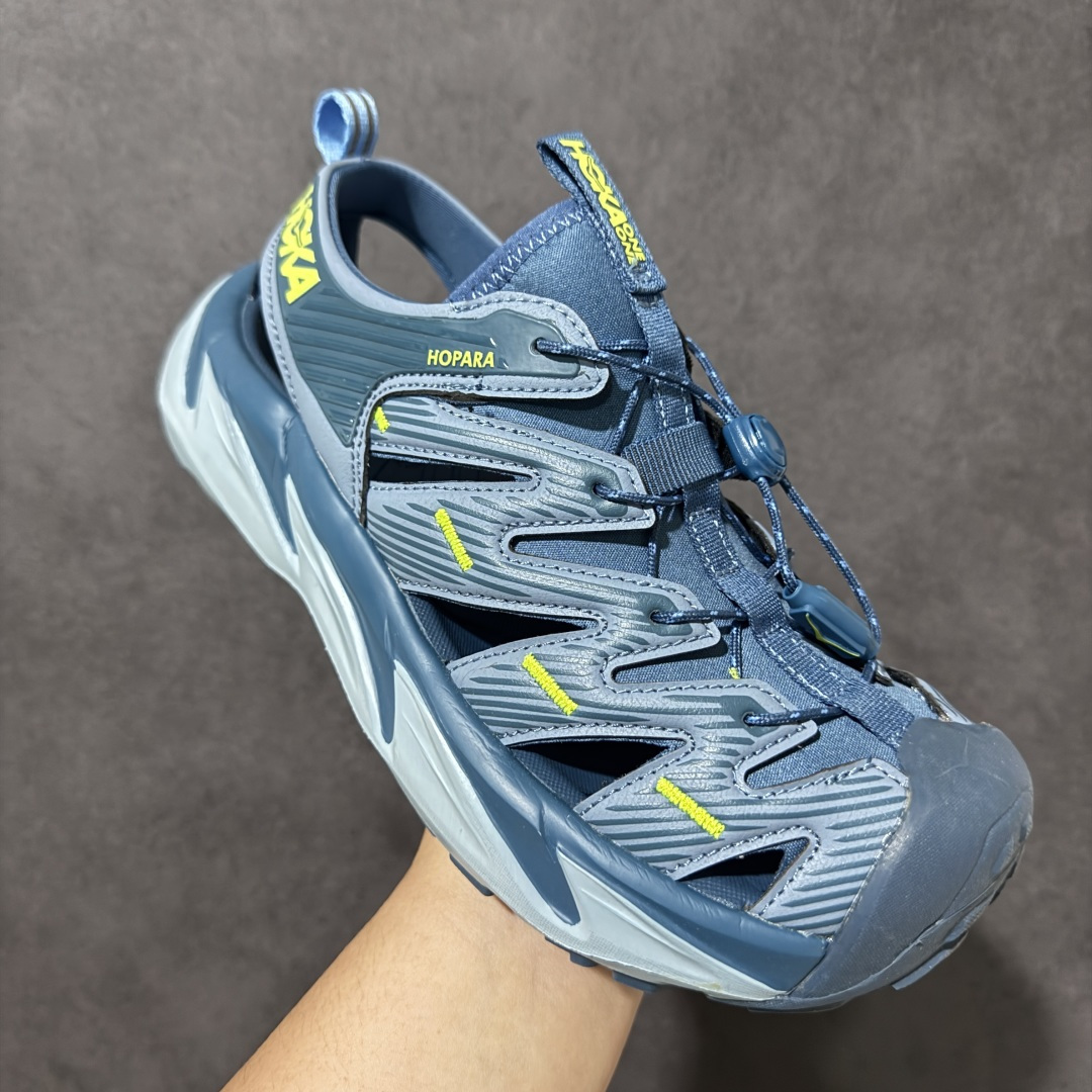 图片[3]-【PE纯原版】HOKA One One Hopara Sandals 霍帕拉系列水路两用溯溪涉水休闲户外露营凉鞋 作为先锋品牌的 HOKA ONE ONE总是以独特的方式 HOPA RA是一款溯溪鞋 又名排水鞋 可长期用于涉水和溯溪 保护脚底和脚趾的安全和舒适 鞋面材料速干 透气 耐磨 鞋底防滑 耐磨 抓地能力强 出于安全考虑 设计要求较高 涉水溯溪过程中 水 泥沙 可以直接从鞋内大孔排出 细纹鞋底使在岩石上抓地能力强 避免打滑 而上路后 鞋面具有快干透气等优点 尺码：36 36.5 37.5 38 39 40 40.5 41 42 42.5 43 44 45-选品中心