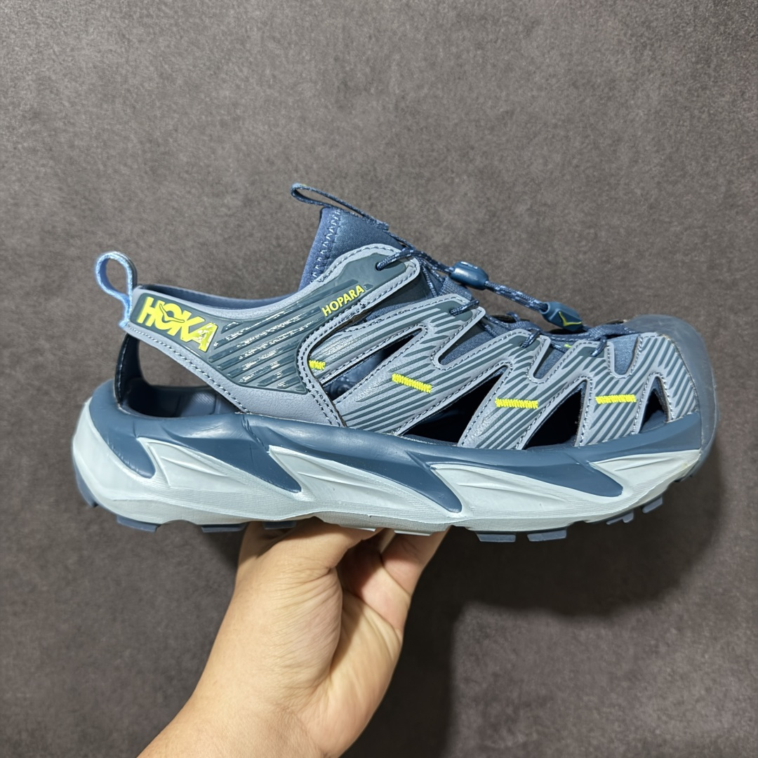 【PE纯原版】HOKA One One Hopara Sandals 霍帕拉系列水路两用溯溪涉水休闲户外露营凉鞋 作为先锋品牌的 HOKA ONE ONE总是以独特的方式 HOPA RA是一款溯溪鞋 又名排水鞋 可长期用于涉水和溯溪 保护脚底和脚趾的安全和舒适 鞋面材料速干 透气 耐磨 鞋底防滑 耐磨 抓地能力强 出于安全考虑 设计要求较高 涉水溯溪过程中 水 泥沙 可以直接从鞋内大孔排出 细纹鞋底使在岩石上抓地能力强 避免打滑 而上路后 鞋面具有快干透气等优点 尺码:36 36.5 37.5 38 39 40 40.5 41 42 42.5 43 44 45-选品中心