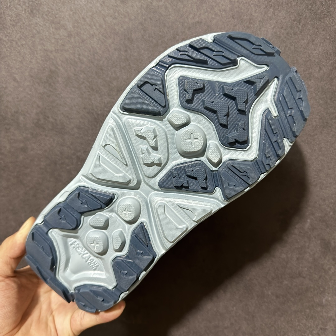 图片[9]-【PE纯原版】HOKA One One Hopara Sandals 霍帕拉系列水路两用溯溪涉水休闲户外露营凉鞋 作为先锋品牌的 HOKA ONE ONE总是以独特的方式 HOPA RA是一款溯溪鞋 又名排水鞋 可长期用于涉水和溯溪 保护脚底和脚趾的安全和舒适 鞋面材料速干 透气 耐磨 鞋底防滑 耐磨 抓地能力强 出于安全考虑 设计要求较高 涉水溯溪过程中 水 泥沙 可以直接从鞋内大孔排出 细纹鞋底使在岩石上抓地能力强 避免打滑 而上路后 鞋面具有快干透气等优点 尺码：36 36.5 37.5 38 39 40 40.5 41 42 42.5 43 44 45-选品中心