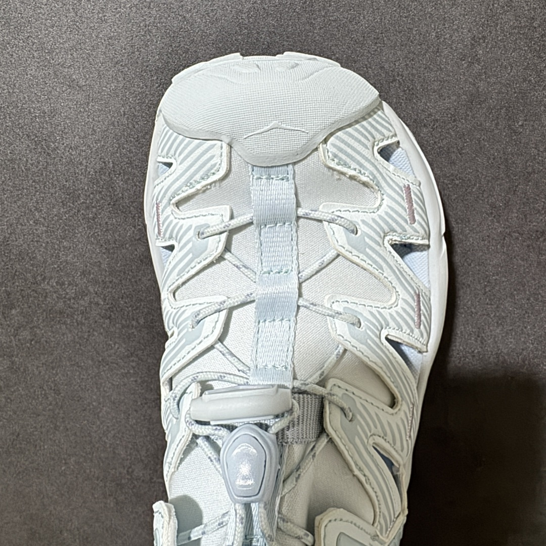 图片[5]-【PE纯原版】HOKA One One Hopara Sandals 霍帕拉系列水路两用溯溪涉水休闲户外露营凉鞋 作为先锋品牌的 HOKA ONE ONE总是以独特的方式 HOPA RA是一款溯溪鞋 又名排水鞋 可长期用于涉水和溯溪 保护脚底和脚趾的安全和舒适 鞋面材料速干 透气 耐磨 鞋底防滑 耐磨 抓地能力强 出于安全考虑 设计要求较高 涉水溯溪过程中 水 泥沙 可以直接从鞋内大孔排出 细纹鞋底使在岩石上抓地能力强 避免打滑 而上路后 鞋面具有快干透气等优点 尺码：36 36.5 37.5 38 39 40 40.5 41 42 42.5 43 44 45-选品中心