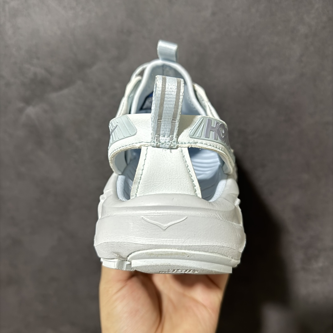 图片[4]-【PE纯原版】HOKA One One Hopara Sandals 霍帕拉系列水路两用溯溪涉水休闲户外露营凉鞋 作为先锋品牌的 HOKA ONE ONE总是以独特的方式 HOPA RA是一款溯溪鞋 又名排水鞋 可长期用于涉水和溯溪 保护脚底和脚趾的安全和舒适 鞋面材料速干 透气 耐磨 鞋底防滑 耐磨 抓地能力强 出于安全考虑 设计要求较高 涉水溯溪过程中 水 泥沙 可以直接从鞋内大孔排出 细纹鞋底使在岩石上抓地能力强 避免打滑 而上路后 鞋面具有快干透气等优点 尺码：36 36.5 37.5 38 39 40 40.5 41 42 42.5 43 44 45-选品中心