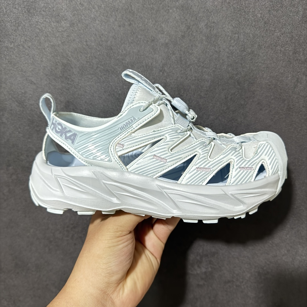 【PE纯原版】HOKA One One Hopara Sandals 霍帕拉系列水路两用溯溪涉水休闲户外露营凉鞋 作为先锋品牌的 HOKA ONE ONE总是以独特的方式 HOPA RA是一款溯溪鞋 又名排水鞋 可长期用于涉水和溯溪 保护脚底和脚趾的安全和舒适 鞋面材料速干 透气 耐磨 鞋底防滑 耐磨 抓地能力强 出于安全考虑 设计要求较高 涉水溯溪过程中 水 泥沙 可以直接从鞋内大孔排出 细纹鞋底使在岩石上抓地能力强 避免打滑 而上路后 鞋面具有快干透气等优点 尺码:36 36.5 37.5 38 39 40 40.5 41 42 42.5 43 44 45-选品中心
