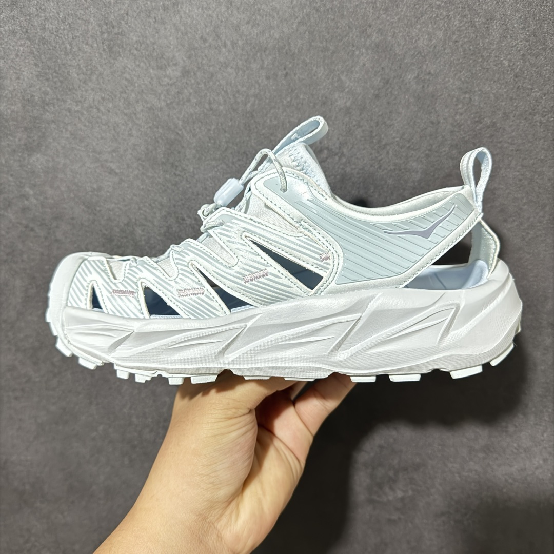 图片[2]-【PE纯原版】HOKA One One Hopara Sandals 霍帕拉系列水路两用溯溪涉水休闲户外露营凉鞋 作为先锋品牌的 HOKA ONE ONE总是以独特的方式 HOPA RA是一款溯溪鞋 又名排水鞋 可长期用于涉水和溯溪 保护脚底和脚趾的安全和舒适 鞋面材料速干 透气 耐磨 鞋底防滑 耐磨 抓地能力强 出于安全考虑 设计要求较高 涉水溯溪过程中 水 泥沙 可以直接从鞋内大孔排出 细纹鞋底使在岩石上抓地能力强 避免打滑 而上路后 鞋面具有快干透气等优点 尺码：36 36.5 37.5 38 39 40 40.5 41 42 42.5 43 44 45-选品中心