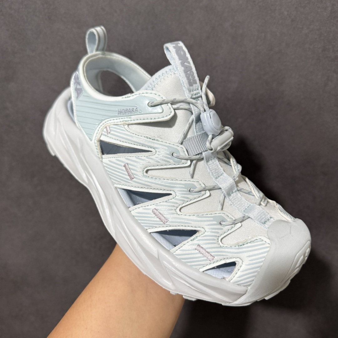 图片[3]-【PE纯原版】HOKA One One Hopara Sandals 霍帕拉系列水路两用溯溪涉水休闲户外露营凉鞋 作为先锋品牌的 HOKA ONE ONE总是以独特的方式 HOPA RA是一款溯溪鞋 又名排水鞋 可长期用于涉水和溯溪 保护脚底和脚趾的安全和舒适 鞋面材料速干 透气 耐磨 鞋底防滑 耐磨 抓地能力强 出于安全考虑 设计要求较高 涉水溯溪过程中 水 泥沙 可以直接从鞋内大孔排出 细纹鞋底使在岩石上抓地能力强 避免打滑 而上路后 鞋面具有快干透气等优点 尺码：36 36.5 37.5 38 39 40 40.5 41 42 42.5 43 44 45-选品中心