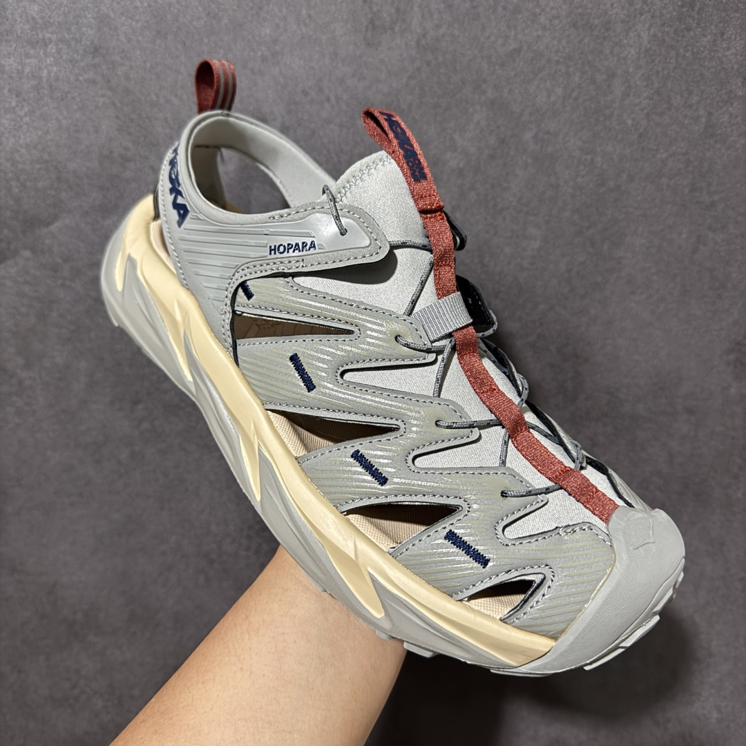 图片[3]-【PE纯原版】HOKA One One Hopara Sandals 霍帕拉系列水路两用溯溪涉水休闲户外露营凉鞋 作为先锋品牌的 HOKA ONE ONE总是以独特的方式 HOPA RA是一款溯溪鞋 又名排水鞋 可长期用于涉水和溯溪 保护脚底和脚趾的安全和舒适 鞋面材料速干 透气 耐磨 鞋底防滑 耐磨 抓地能力强 出于安全考虑 设计要求较高 涉水溯溪过程中 水 泥沙 可以直接从鞋内大孔排出 细纹鞋底使在岩石上抓地能力强 避免打滑 而上路后 鞋面具有快干透气等优点 尺码：36 36.5 37.5 38 39 40 40.5 41 42 42.5 43 44 45-选品中心