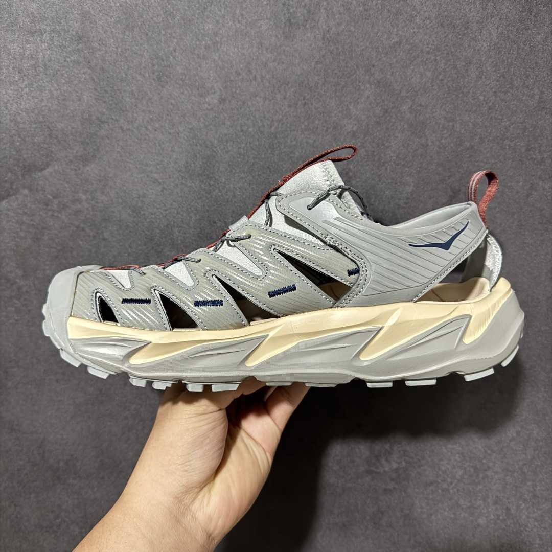 图片[2]-【PE纯原版】HOKA One One Hopara Sandals 霍帕拉系列水路两用溯溪涉水休闲户外露营凉鞋 作为先锋品牌的 HOKA ONE ONE总是以独特的方式 HOPA RA是一款溯溪鞋 又名排水鞋 可长期用于涉水和溯溪 保护脚底和脚趾的安全和舒适 鞋面材料速干 透气 耐磨 鞋底防滑 耐磨 抓地能力强 出于安全考虑 设计要求较高 涉水溯溪过程中 水 泥沙 可以直接从鞋内大孔排出 细纹鞋底使在岩石上抓地能力强 避免打滑 而上路后 鞋面具有快干透气等优点 尺码：36 36.5 37.5 38 39 40 40.5 41 42 42.5 43 44 45-选品中心