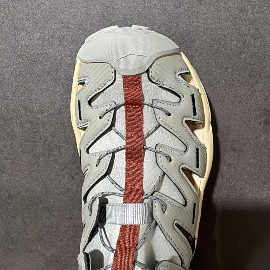 图片[5]-【PE纯原版】HOKA One One Hopara Sandals 霍帕拉系列水路两用溯溪涉水休闲户外露营凉鞋 作为先锋品牌的 HOKA ONE ONE总是以独特的方式 HOPA RA是一款溯溪鞋 又名排水鞋 可长期用于涉水和溯溪 保护脚底和脚趾的安全和舒适 鞋面材料速干 透气 耐磨 鞋底防滑 耐磨 抓地能力强 出于安全考虑 设计要求较高 涉水溯溪过程中 水 泥沙 可以直接从鞋内大孔排出 细纹鞋底使在岩石上抓地能力强 避免打滑 而上路后 鞋面具有快干透气等优点 尺码：36 36.5 37.5 38 39 40 40.5 41 42 42.5 43 44 45-选品中心