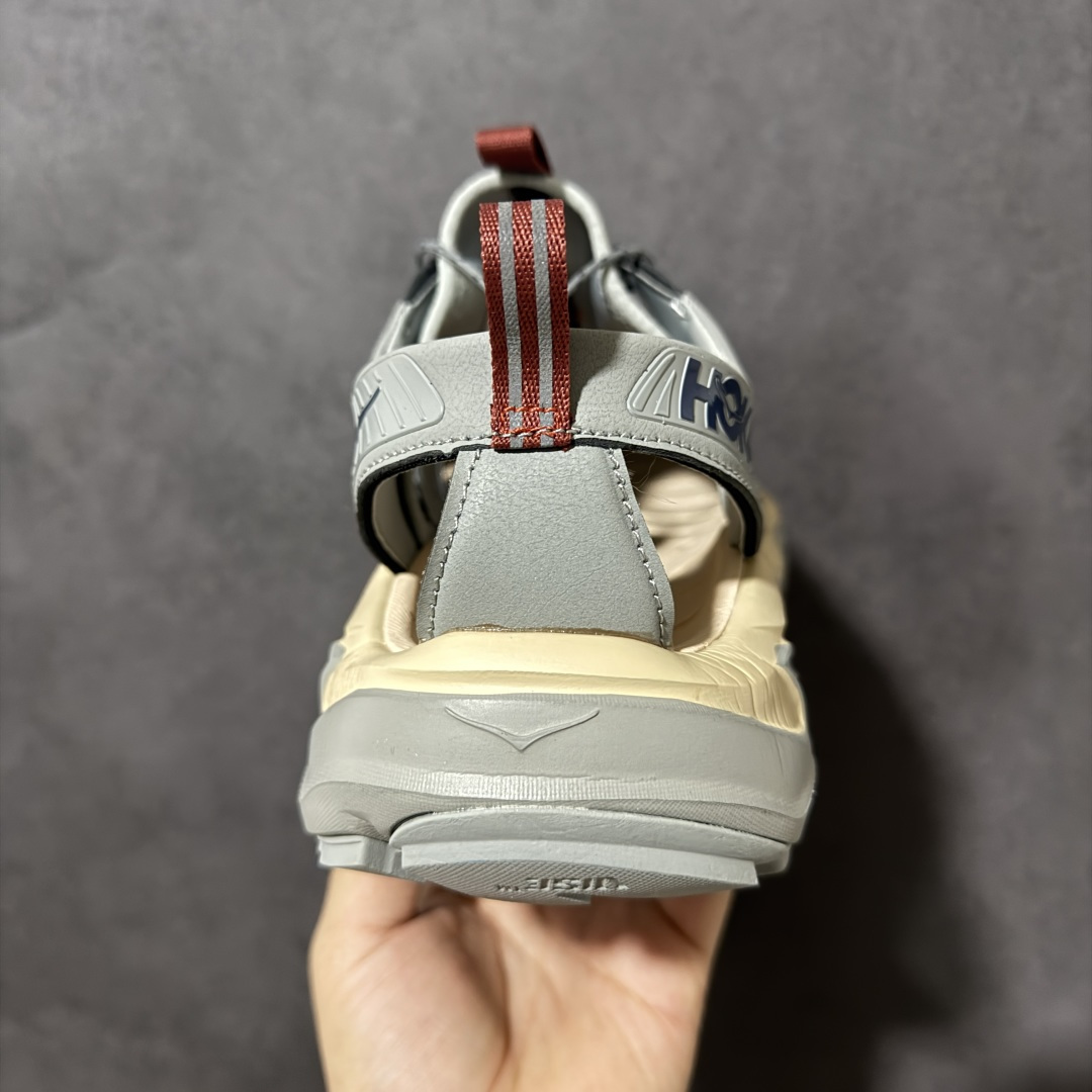 图片[4]-【PE纯原版】HOKA One One Hopara Sandals 霍帕拉系列水路两用溯溪涉水休闲户外露营凉鞋 作为先锋品牌的 HOKA ONE ONE总是以独特的方式 HOPA RA是一款溯溪鞋 又名排水鞋 可长期用于涉水和溯溪 保护脚底和脚趾的安全和舒适 鞋面材料速干 透气 耐磨 鞋底防滑 耐磨 抓地能力强 出于安全考虑 设计要求较高 涉水溯溪过程中 水 泥沙 可以直接从鞋内大孔排出 细纹鞋底使在岩石上抓地能力强 避免打滑 而上路后 鞋面具有快干透气等优点 尺码：36 36.5 37.5 38 39 40 40.5 41 42 42.5 43 44 45-选品中心